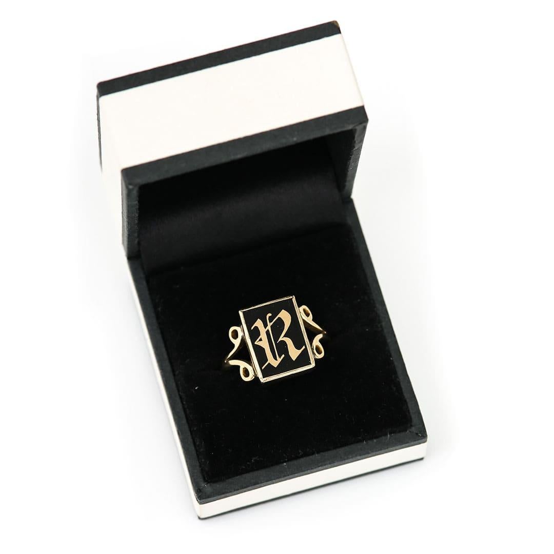 Edwardian 9ct gold ‘R’ Initial Onyx Signet Ring Circa 1900 9
