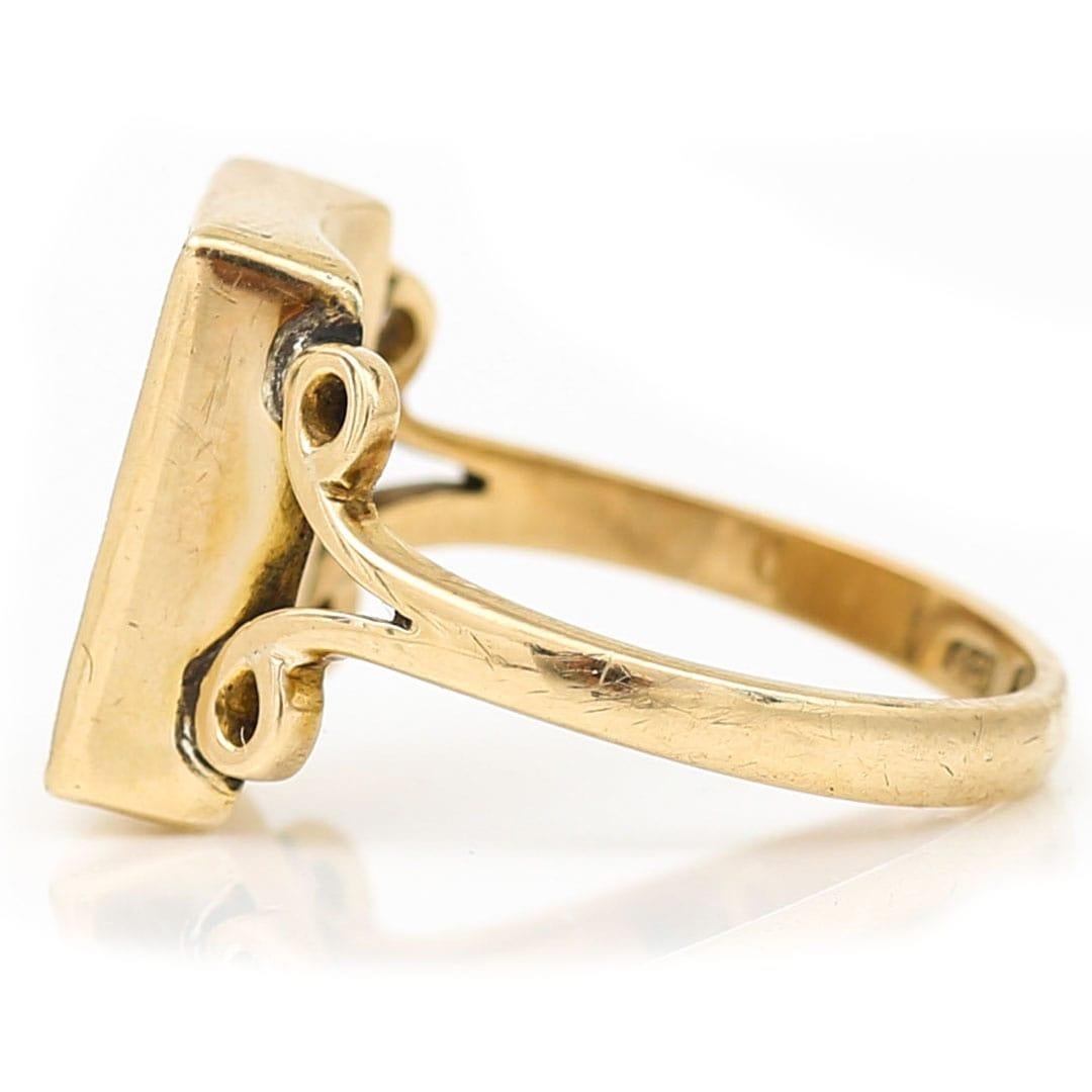 Edwardian 9ct gold ‘R’ Initial Onyx Signet Ring Circa 1900 In Good Condition In Lancashire, Oldham