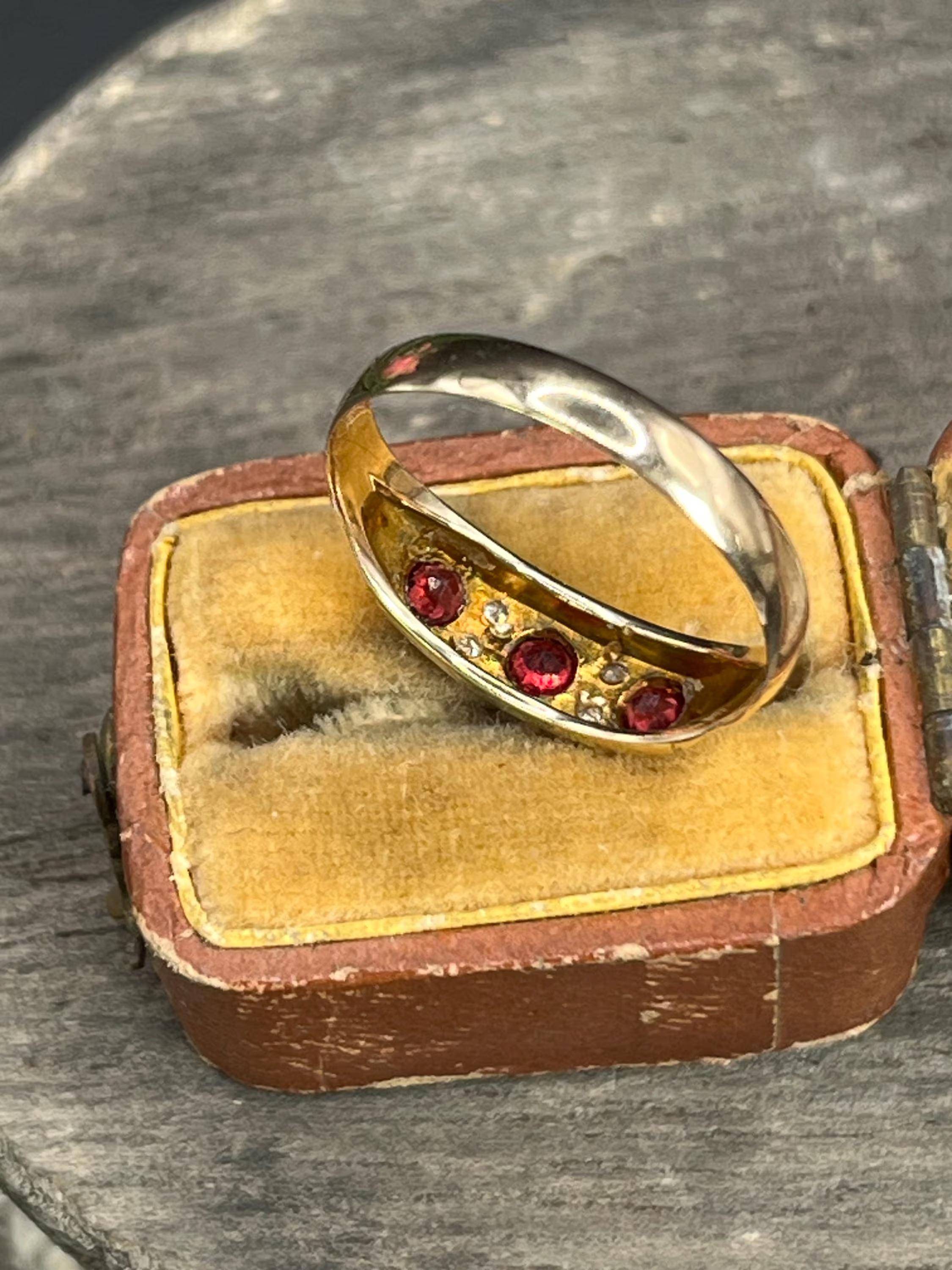 Edoardiano Anello edoardiano in oro giallo 9ct, granato e diamanti, con marchio Chester 1903 in vendita