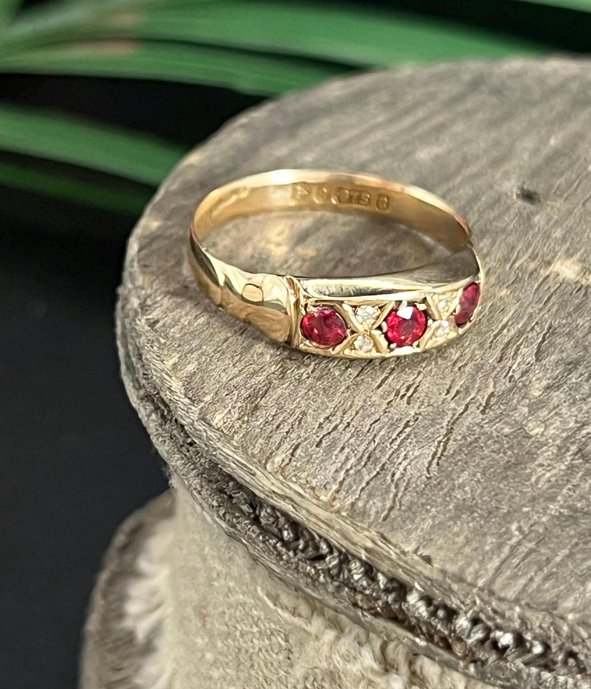 Taglio rotondo Anello edoardiano in oro giallo 9ct, granato e diamanti, con marchio Chester 1903 in vendita