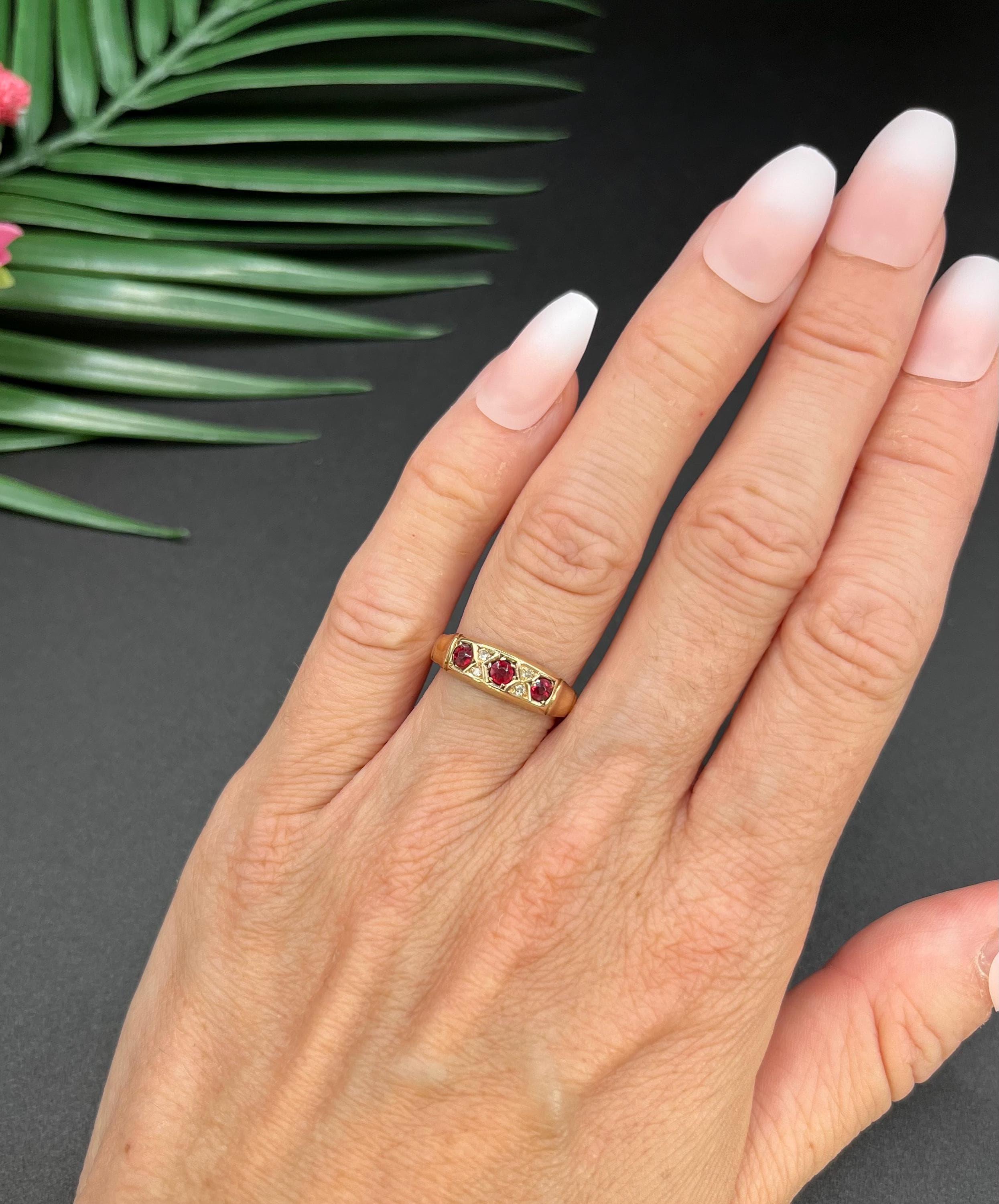 Anello edoardiano in oro giallo 9ct, granato e diamanti, con marchio Chester 1903 In condizioni buone in vendita a Brighton, GB