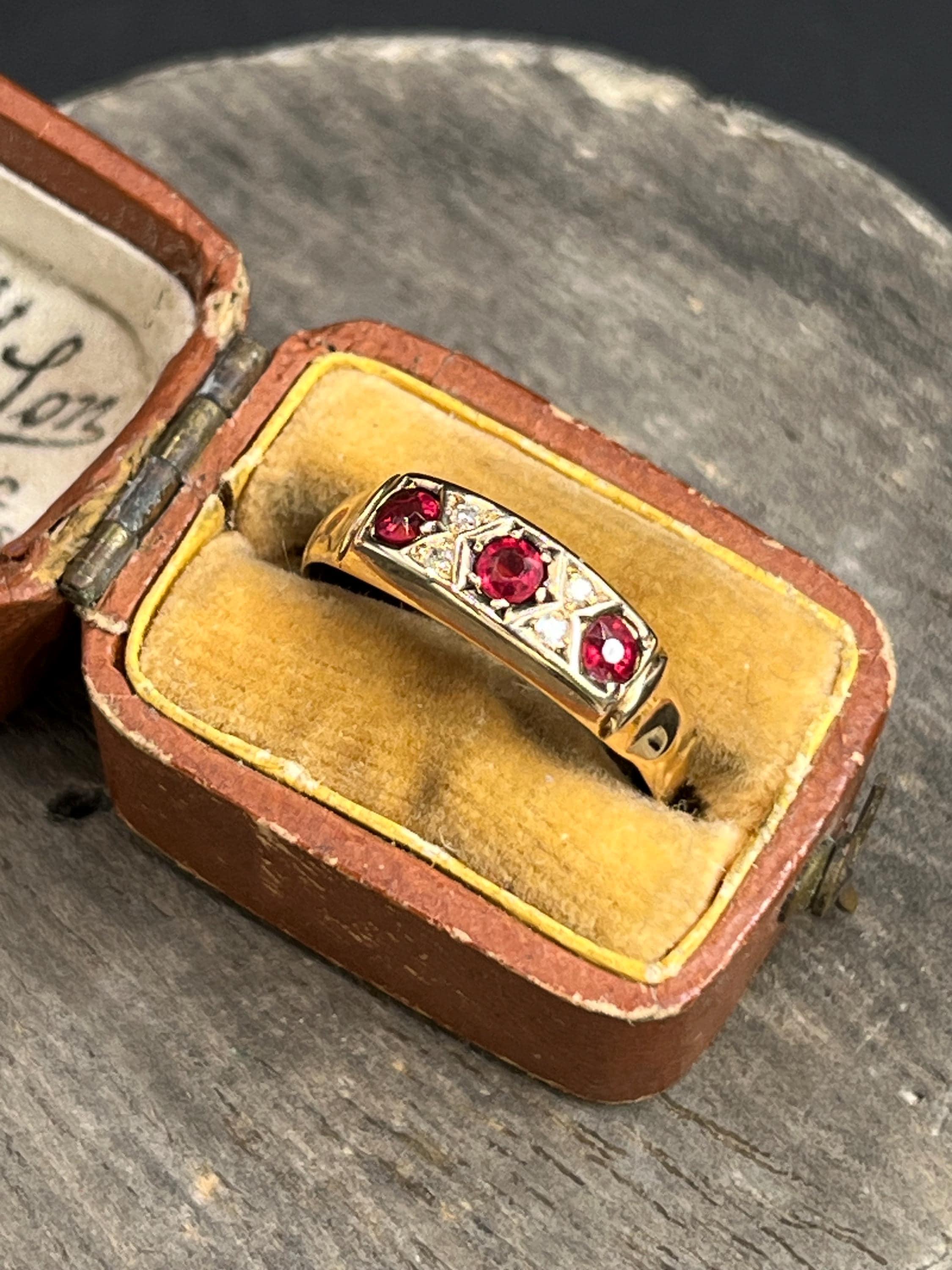 Anello edoardiano in oro giallo 9ct, granato e diamanti, con marchio Chester 1903 in vendita 2