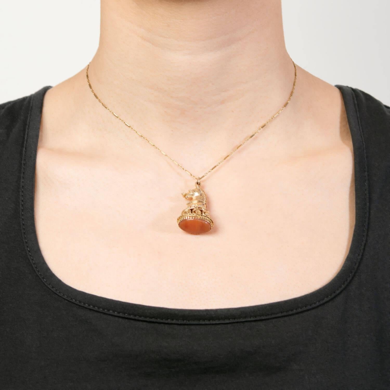 Edwardian 9k Carnelian Knight Chess Piece Fob In condizioni buone in vendita a Narberth, PA