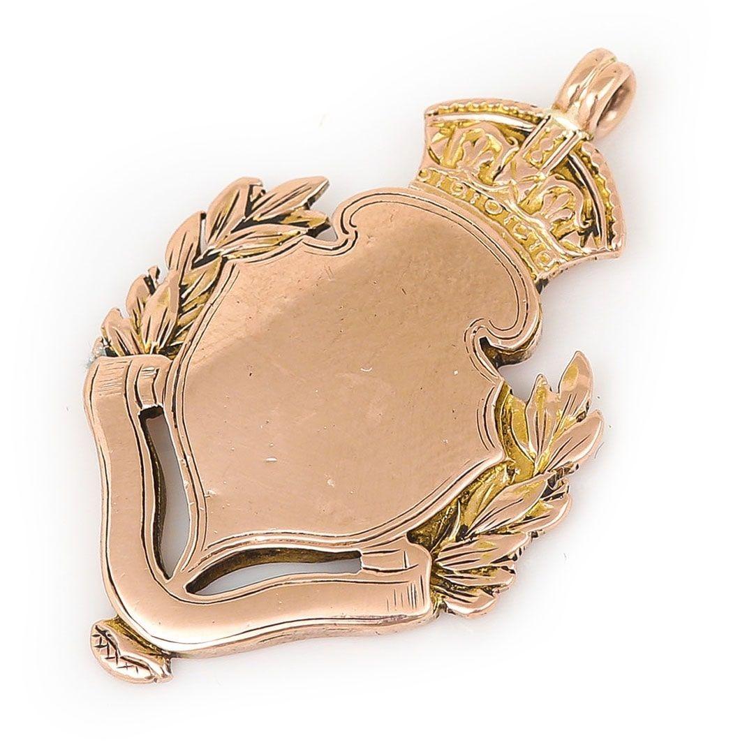 Datant de 1911, ce pendentif médaillon édouardien est une véritable tranche d'histoire. L'époque où les médailles étaient fabriquées en or massif est révolue depuis longtemps. Ce magnifique exemplaire a été décerné à un certain 