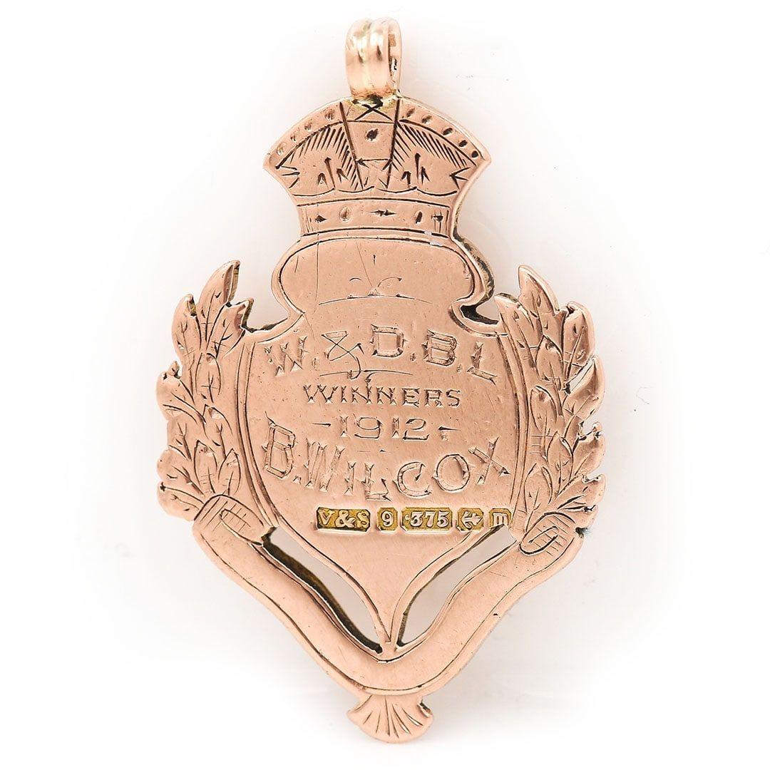 Édouardien Pendentif bouclier et couronne en or rose 9k de l'époque édouardienne, vers 1911 en vente
