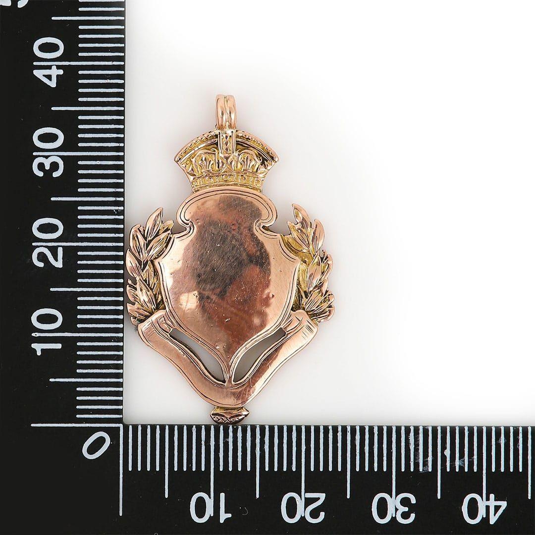 Pendentif bouclier et couronne en or rose 9k de l'époque édouardienne, vers 1911 en vente 3