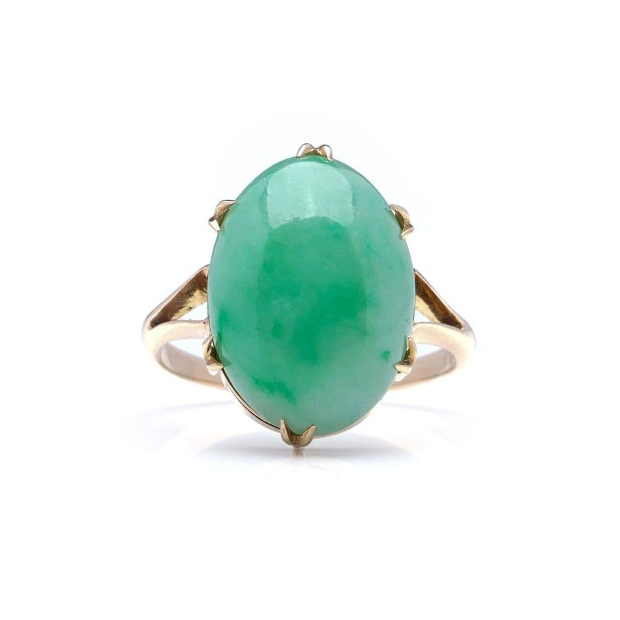 Edwardian 9 Karat Gold Ring with Oval, Cut 7.00 Carats, Jade In Good Condition For Sale In Braintree, GB