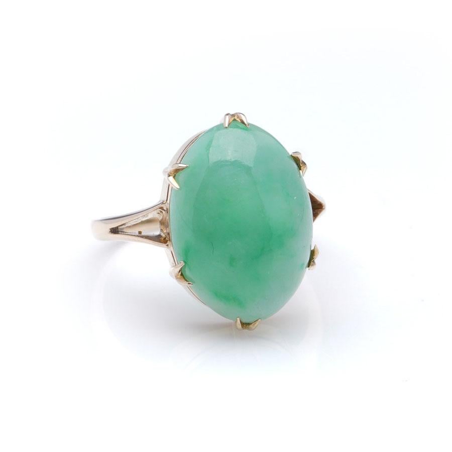 Women's Edwardian 9 Karat Gold Ring with Oval, Cut 7.00 Carats, Jade For Sale