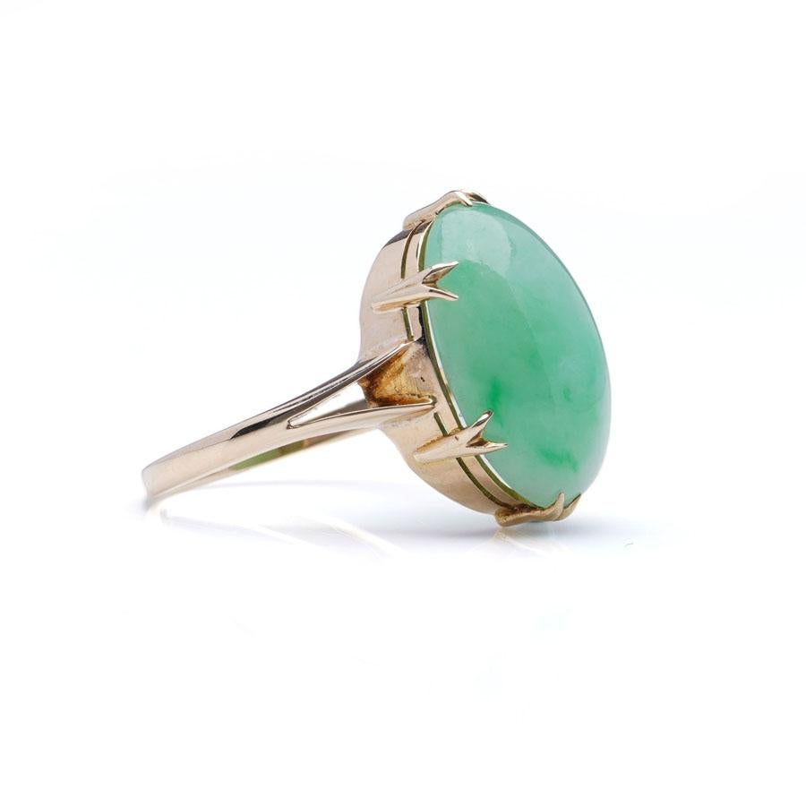 Edwardian 9 Karat Gold Ring with Oval, Cut 7.00 Carats, Jade For Sale 1