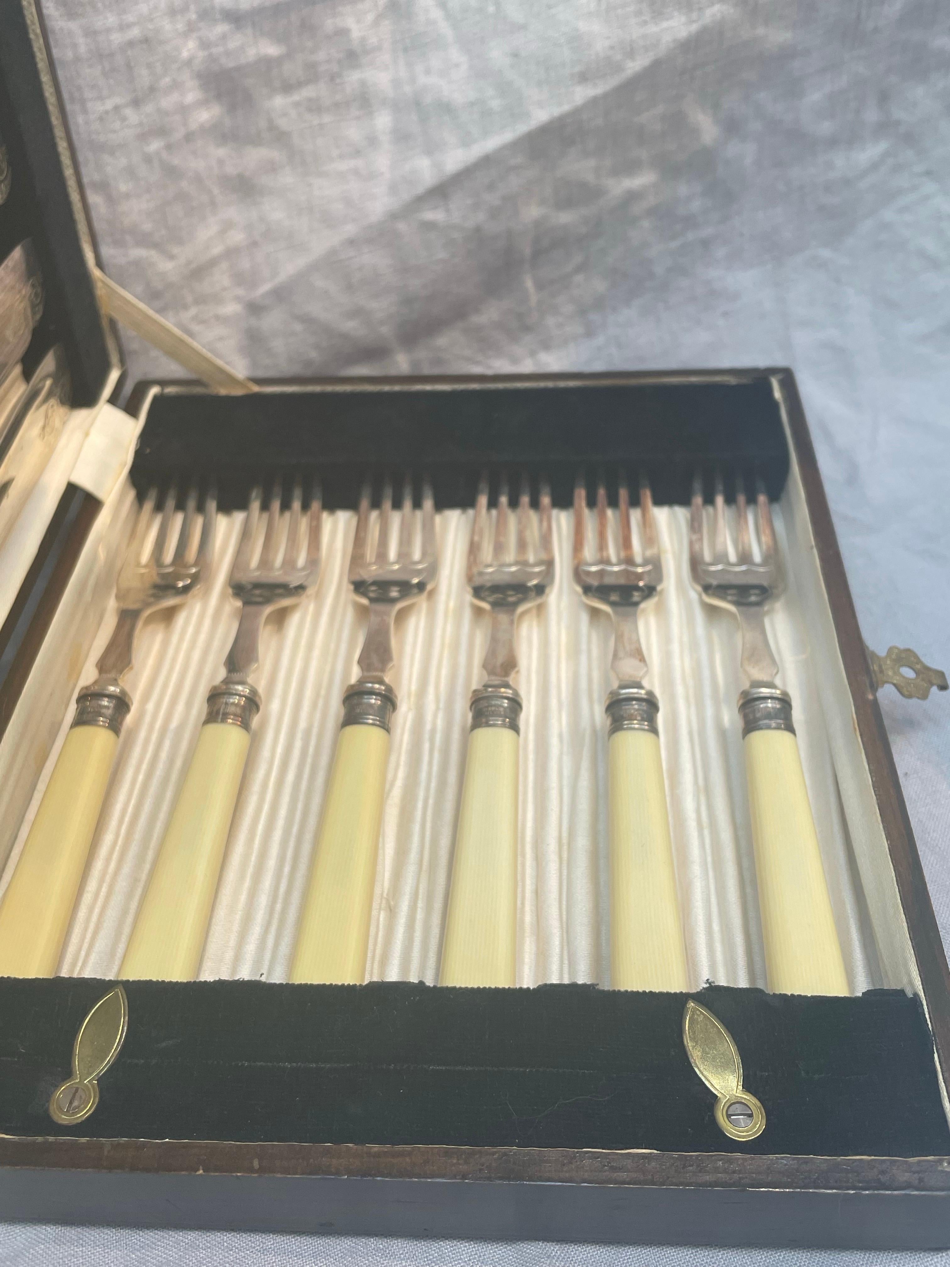 Edwardian A1 Silver-Plated Fish Set by S.M. & Co., in Original Fitted Case For Sale 3
