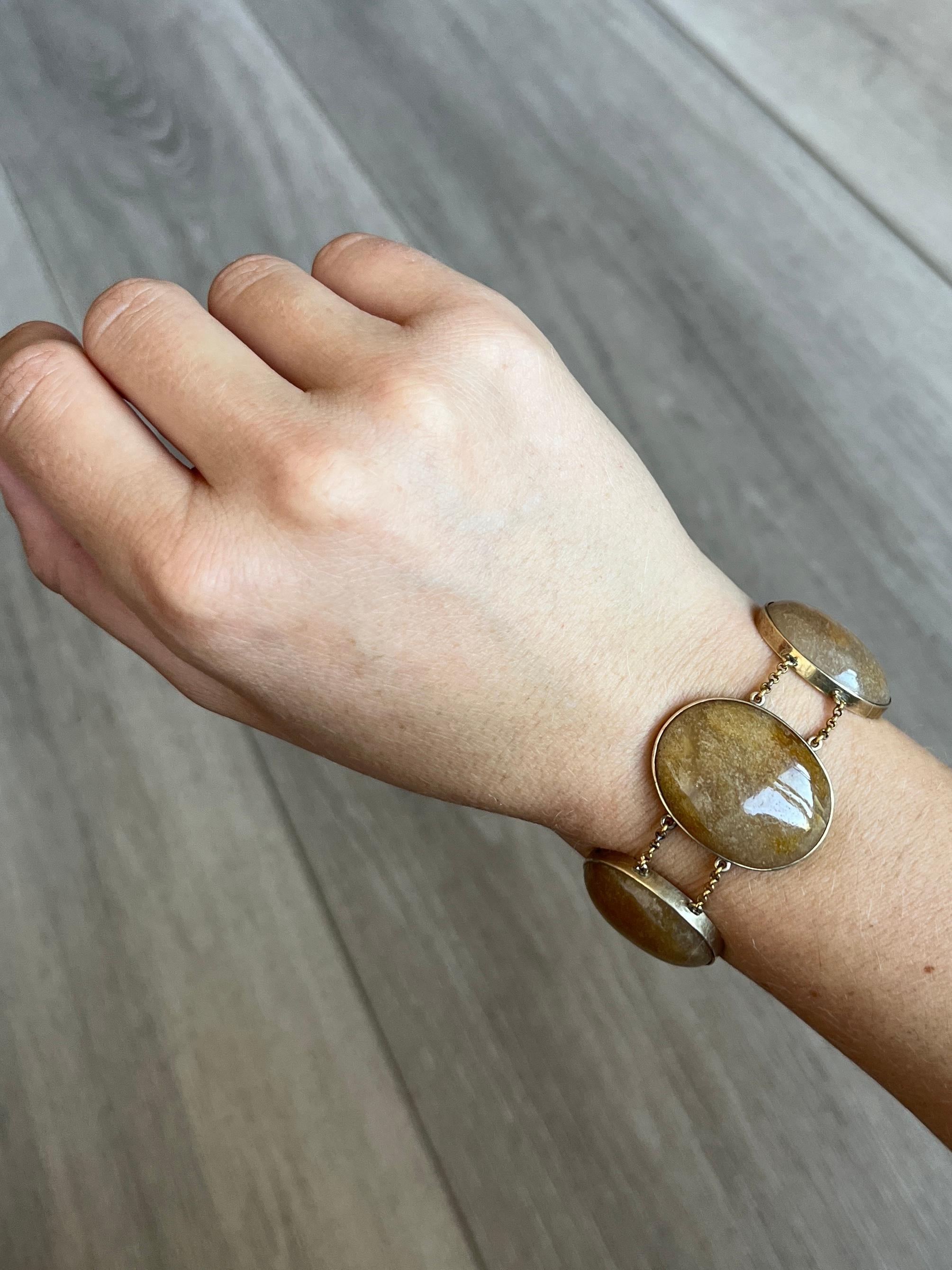 Set in this bracelet are 6 stunning agate stones with brown, grey and white tones running through them. The stones are set in simple settings which are modelled in 9ct gold. 

Length: 17.5cm
Width: 23-31mm

Weight: 33.3g