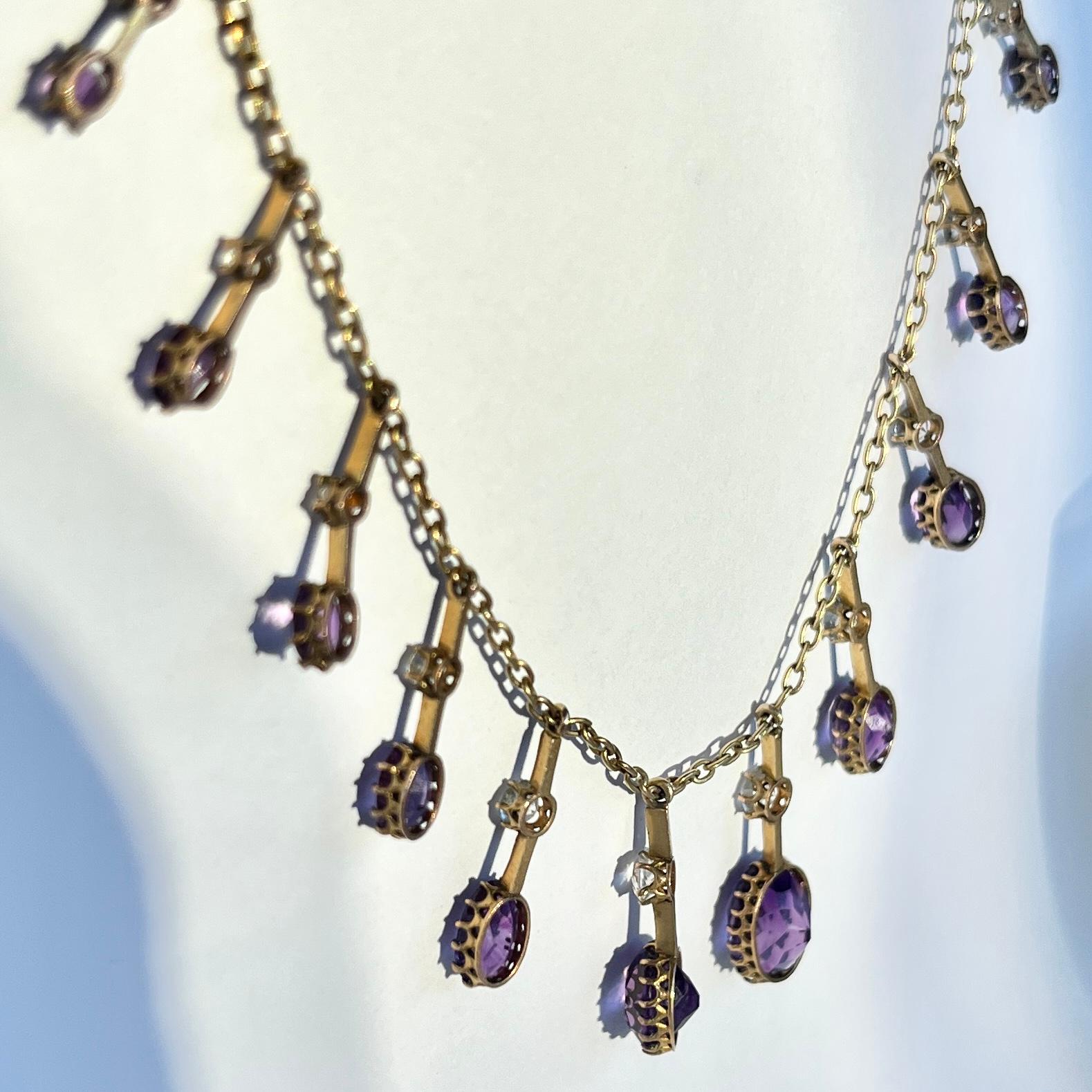 Questa collana con frange è realizzata in oro 9 carati e contiene 13 pietre di ametista. Sopra le splendide pietre viola ci sono delle luminose pietre di crisoprasio. 

Lunghezza: 38 cm 
Dimensioni della pietra: 11x9mm - 4x3mm
Goccia di pietra: 15