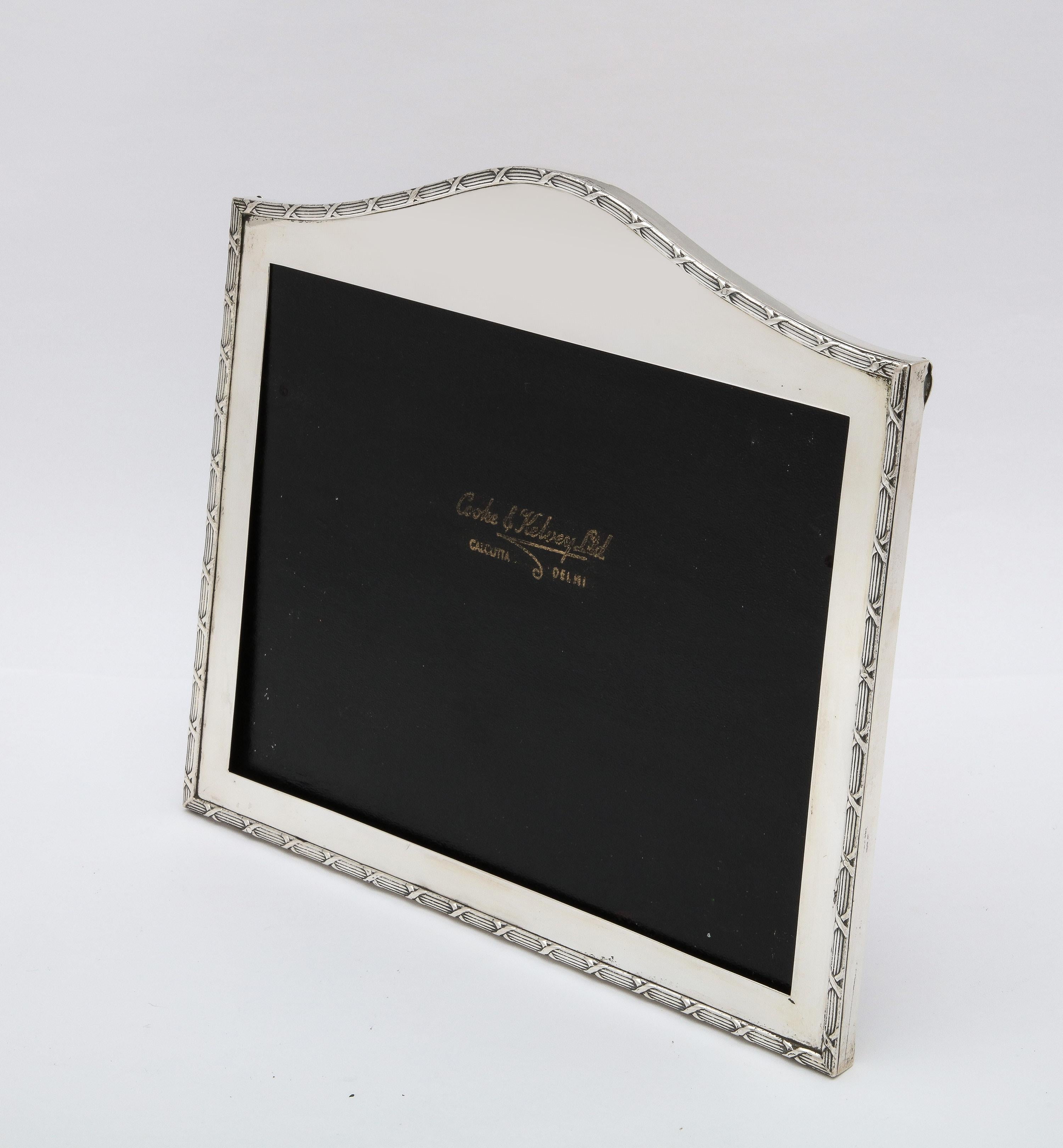 Edwardian Anglo-Indian Sterling Silver Hump-Topped Picture Frame With Wood Back In Good Condition In New York, NY