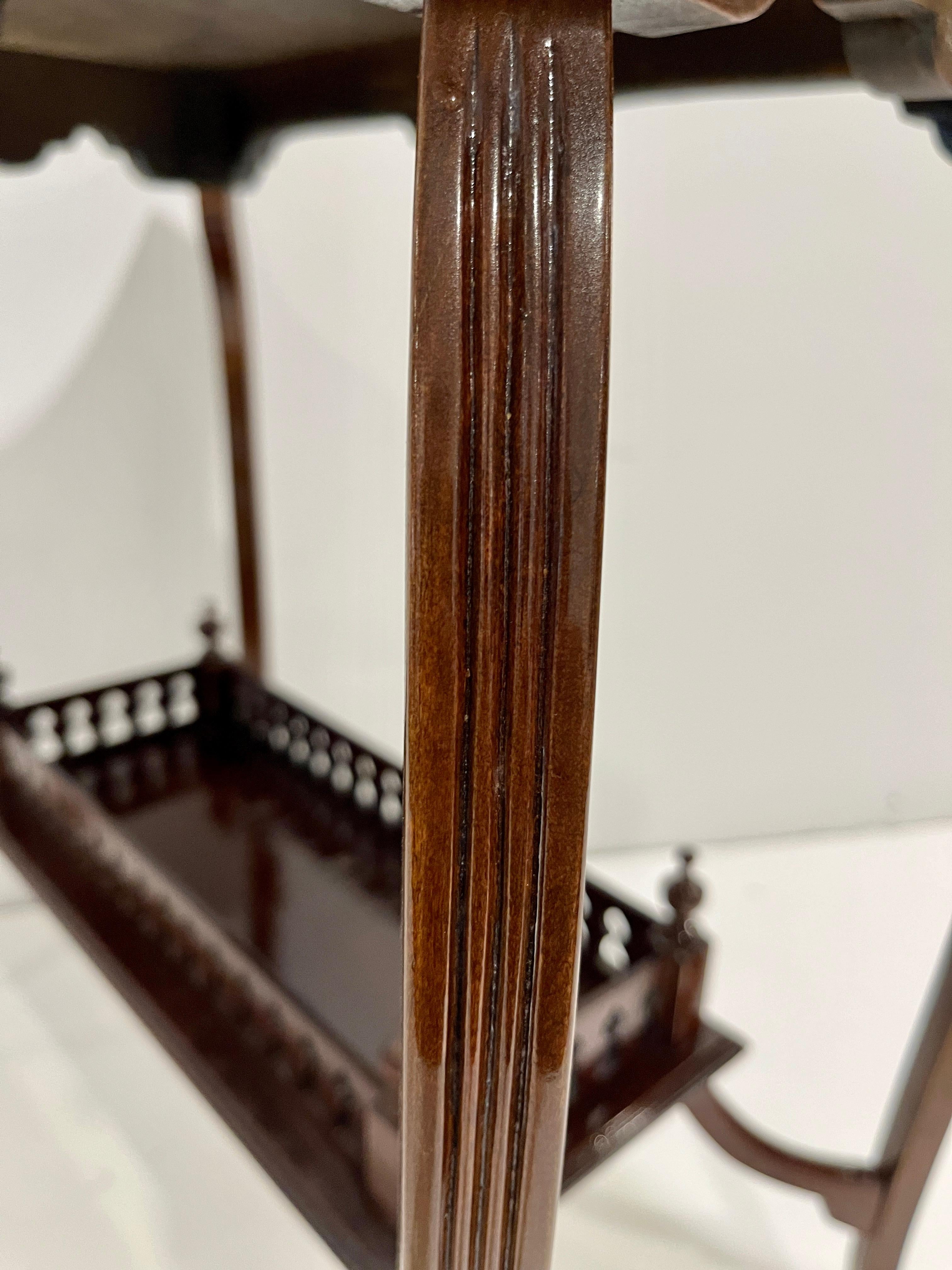 Edwardian Antique English Mahogany Two-Tier Side Table Glass Top Gallery Shelf (A) Gallery en vente 2