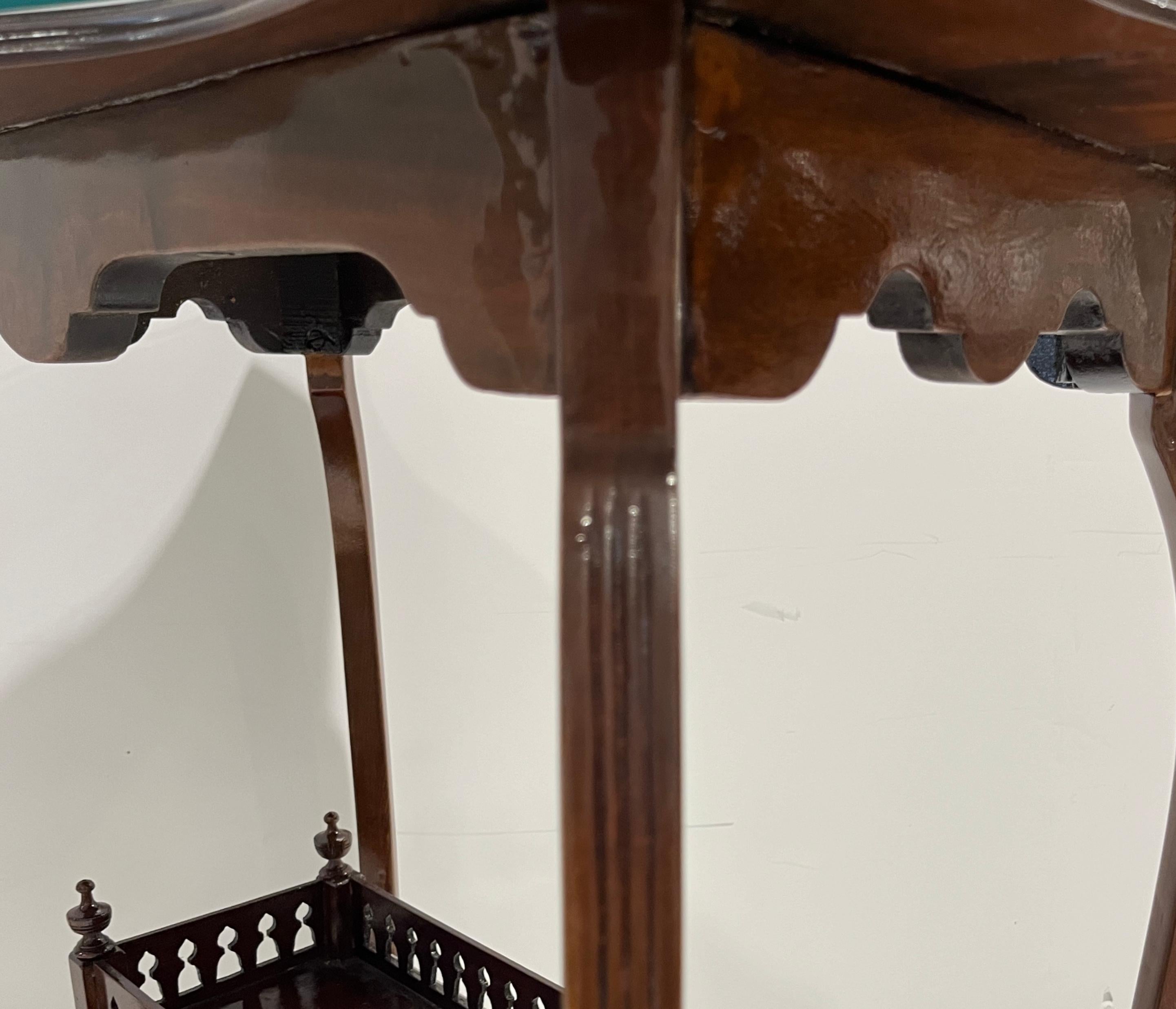 Edwardian Antique English Mahogany Two-Tier Side Table Glass Top Gallery Shelf (A) Gallery en vente 3