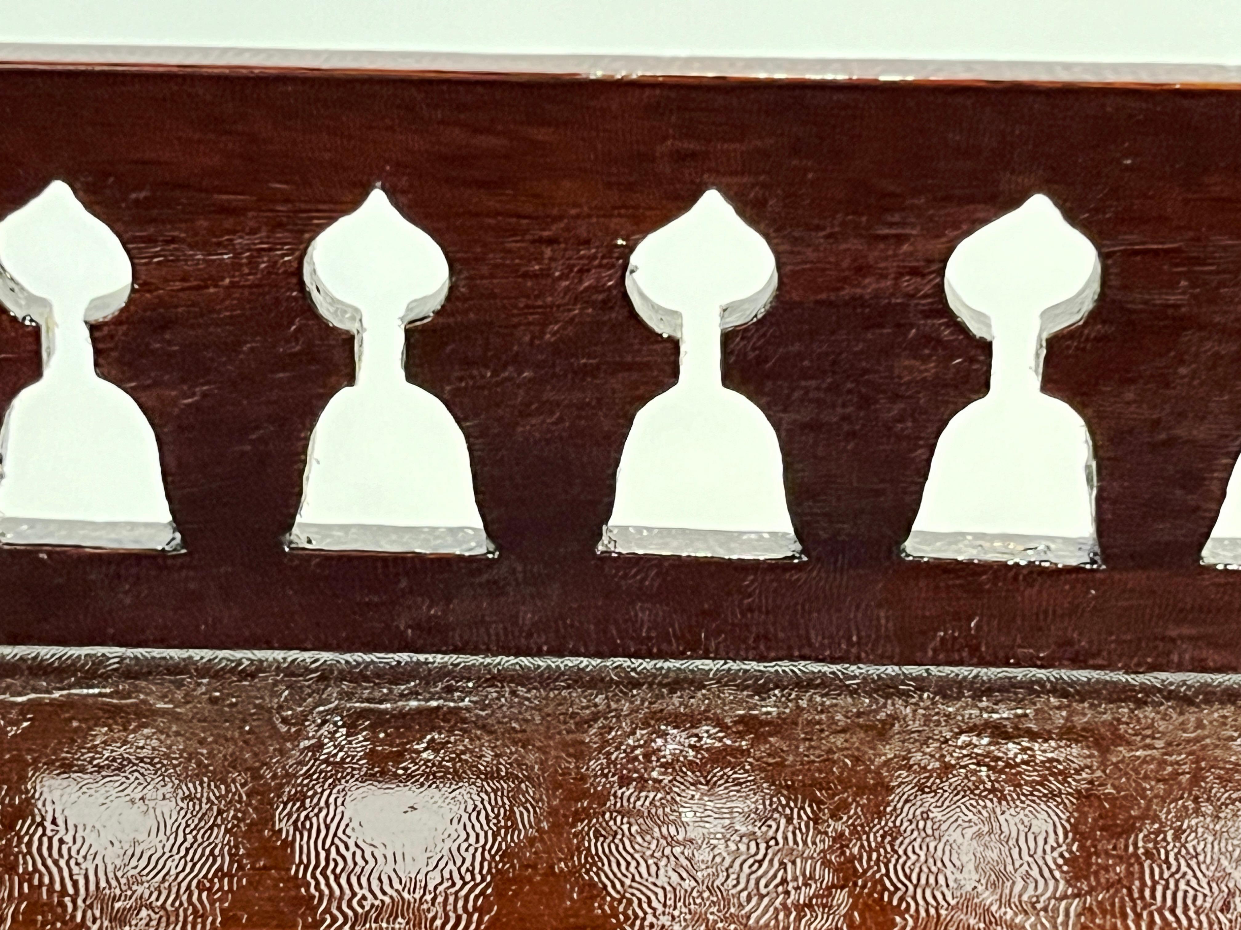 Edwardian Antique English Mahogany Two-Tier Side Table Glass Top Gallery Shelf (A) Gallery en vente 4