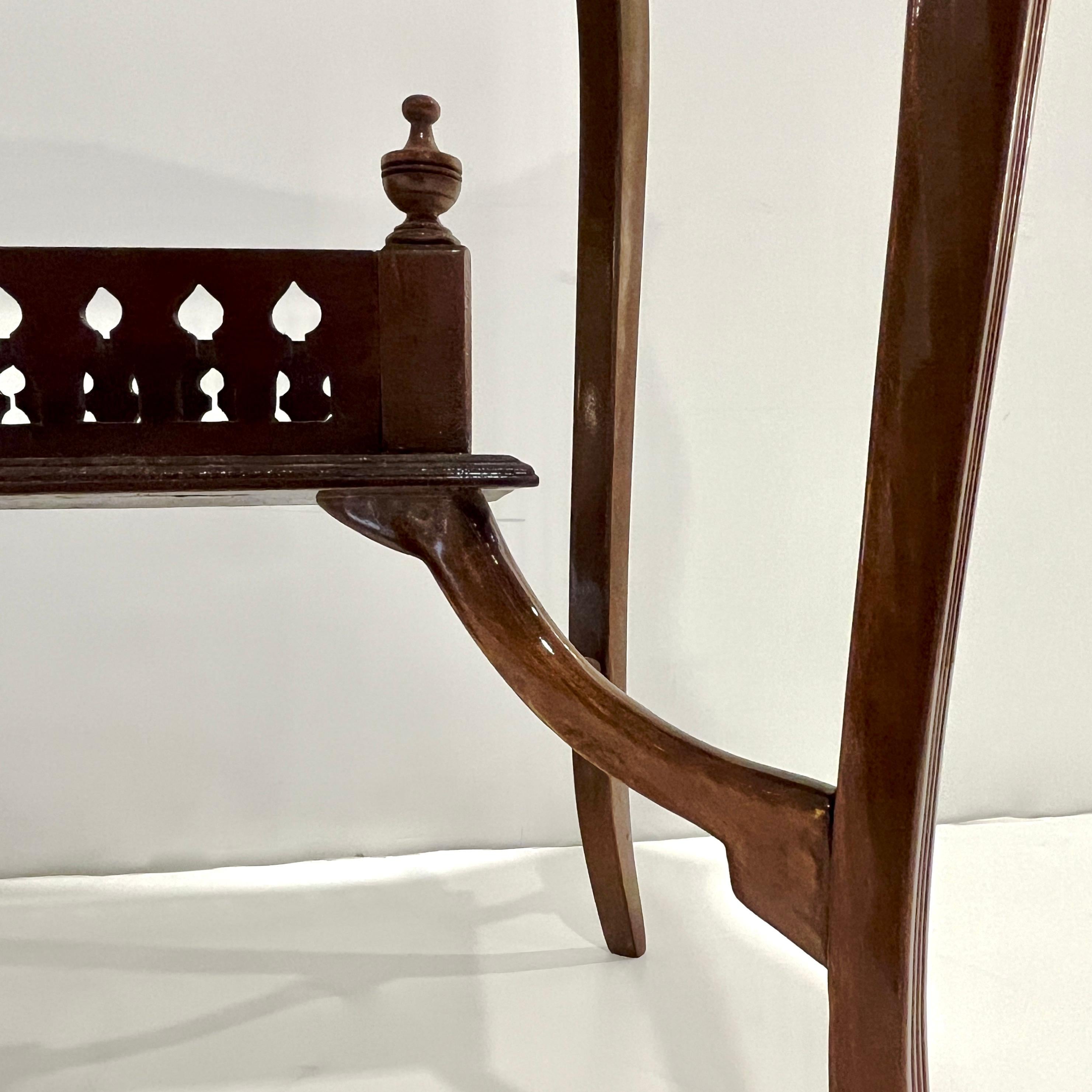 Edwardian Antique English Mahogany Two-Tier Side Table Glass Top Gallery Shelf (A) Gallery en vente 5