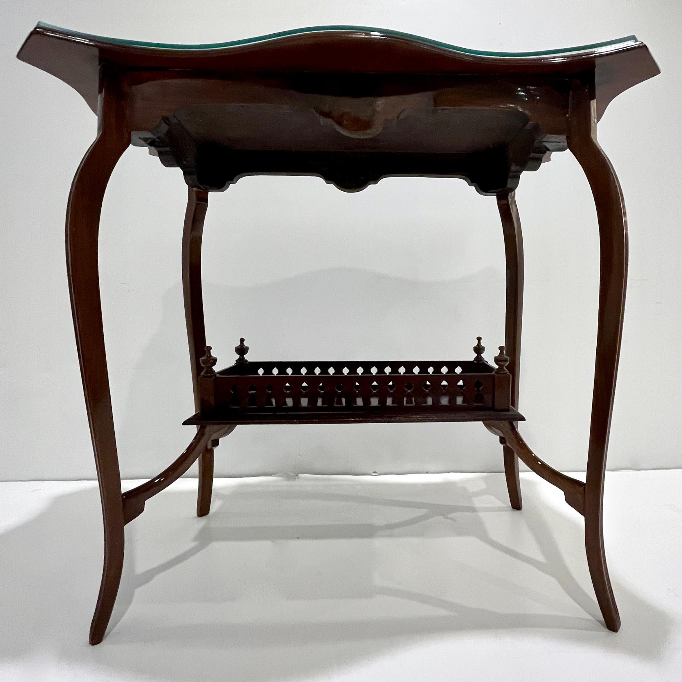 Edwardian Antique English Mahogany Two-Tier Side Table Glass Top Gallery Shelf (A) Gallery en vente 6