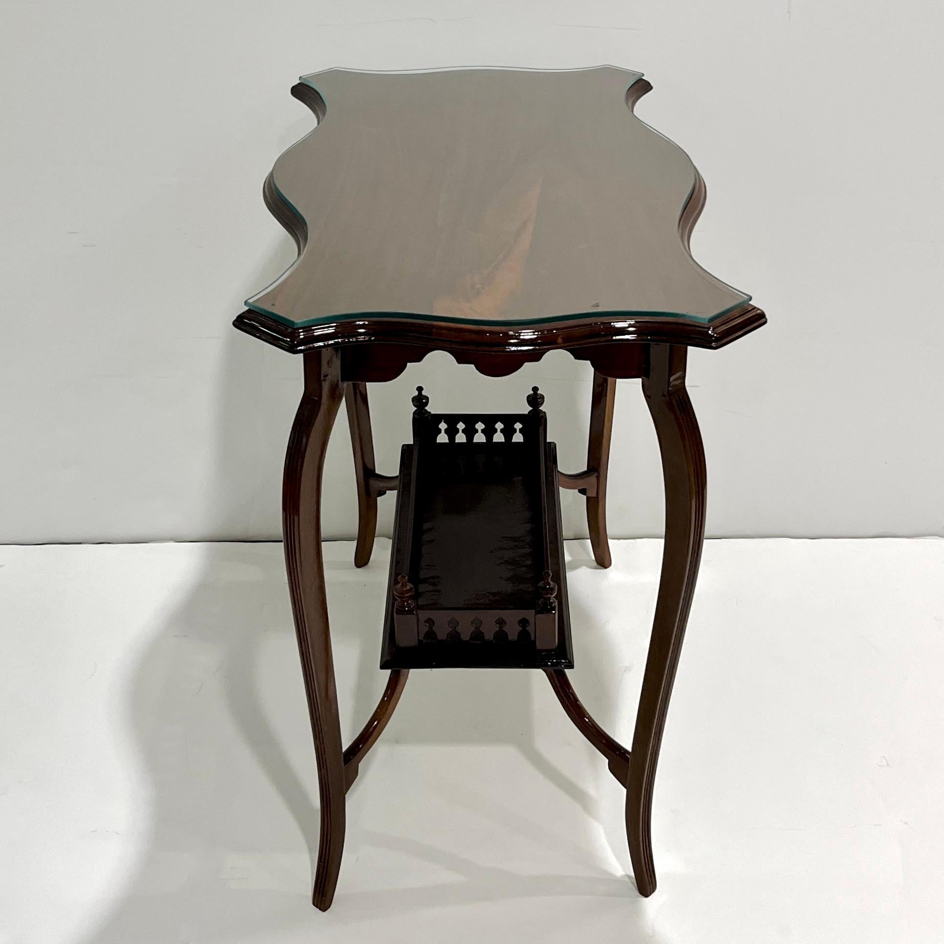 Edwardian Antique English Mahogany Two-Tier Side Table Glass Top Gallery Shelf (A) Gallery en vente 7