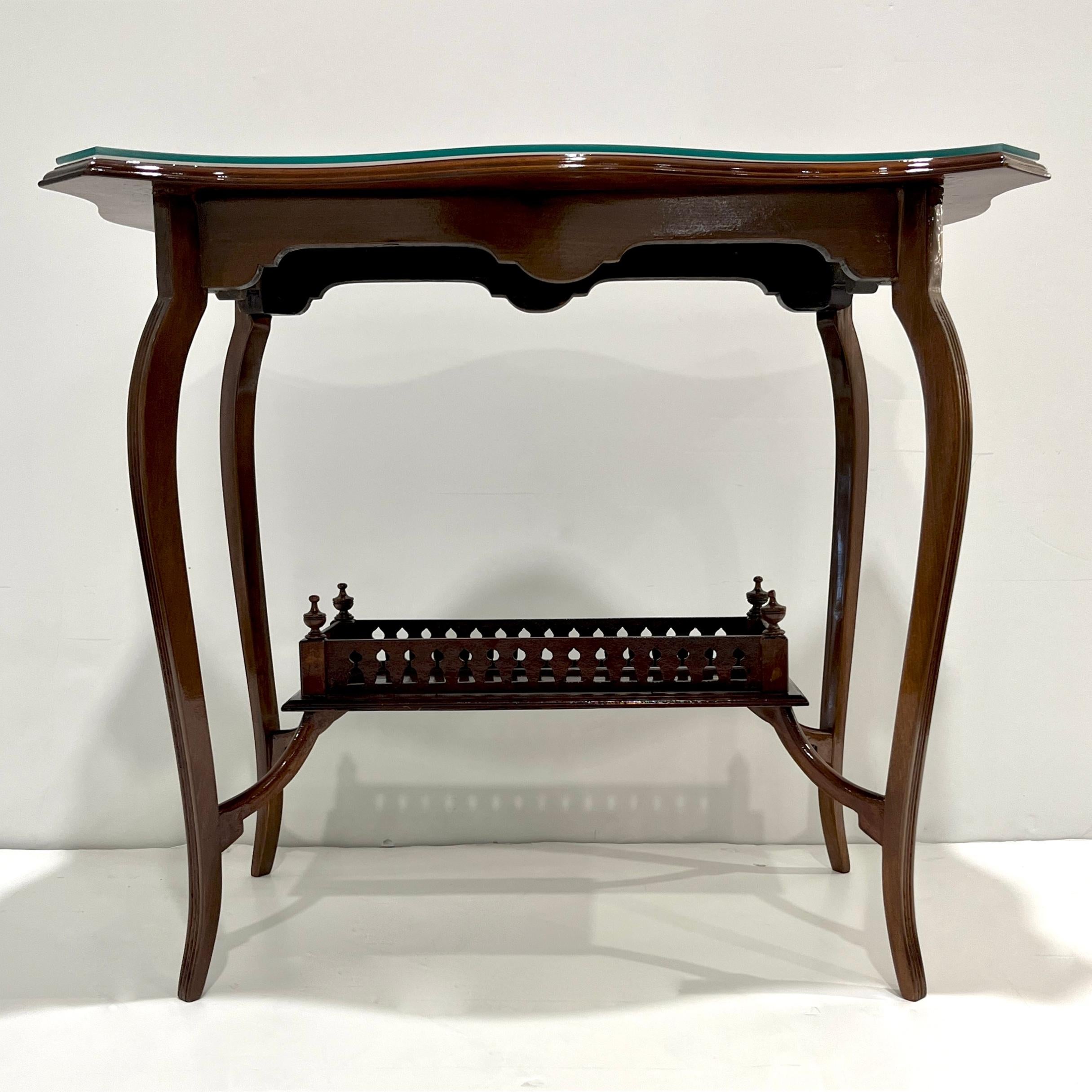 Edwardian Antique English Mahogany Two-Tier Side Table Glass Top Gallery Shelf (A) Gallery en vente 8