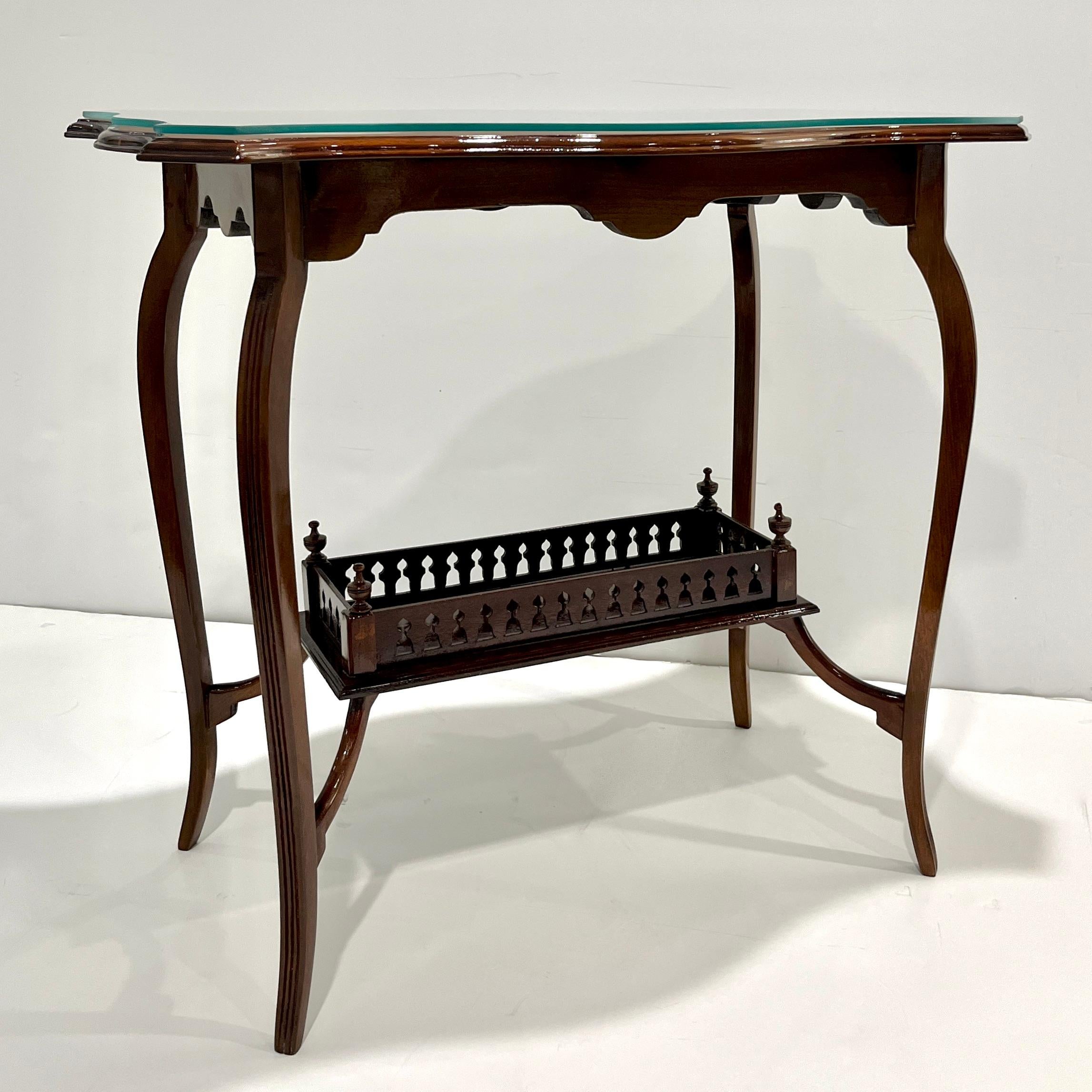 Édouardien Edwardian Antique English Mahogany Two-Tier Side Table Glass Top Gallery Shelf (A) Gallery en vente