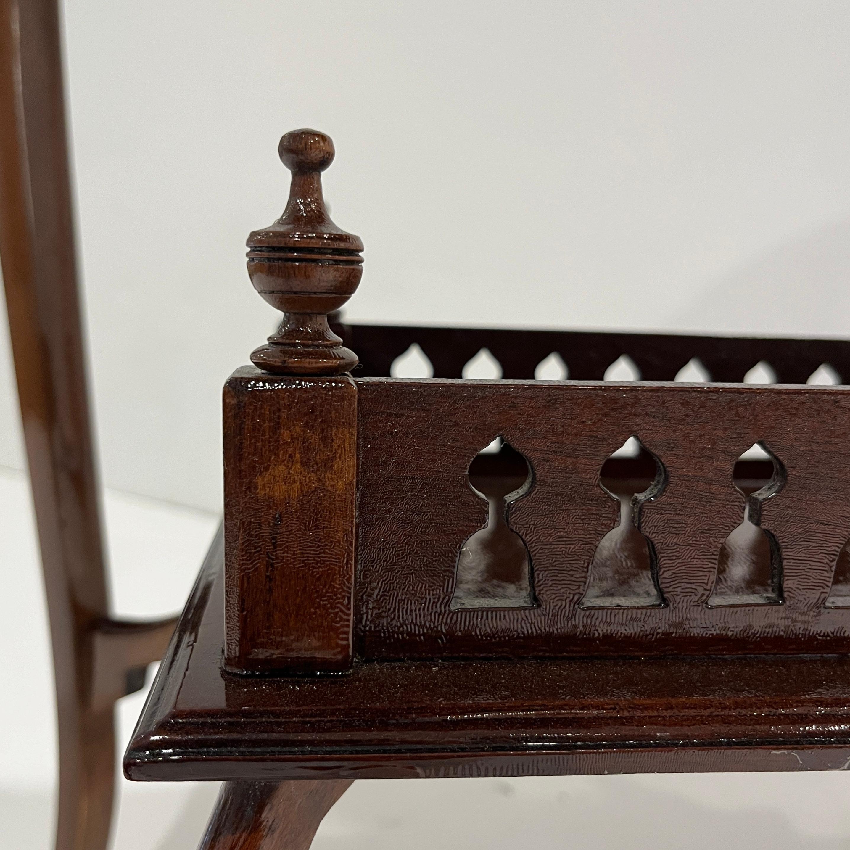 Anglais Edwardian Antique English Mahogany Two-Tier Side Table Glass Top Gallery Shelf (A) Gallery en vente