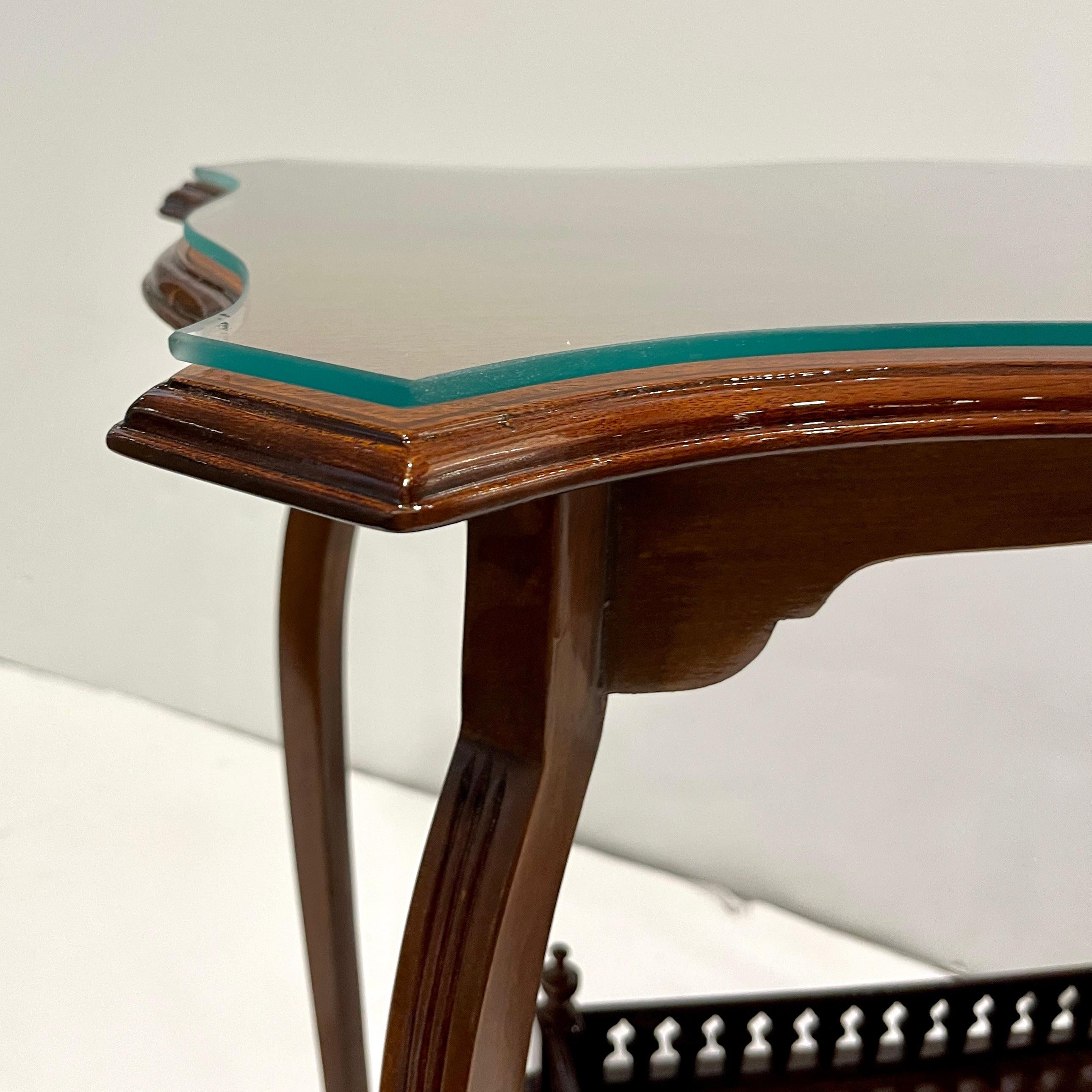 Sculpté à la main Edwardian Antique English Mahogany Two-Tier Side Table Glass Top Gallery Shelf (A) Gallery en vente