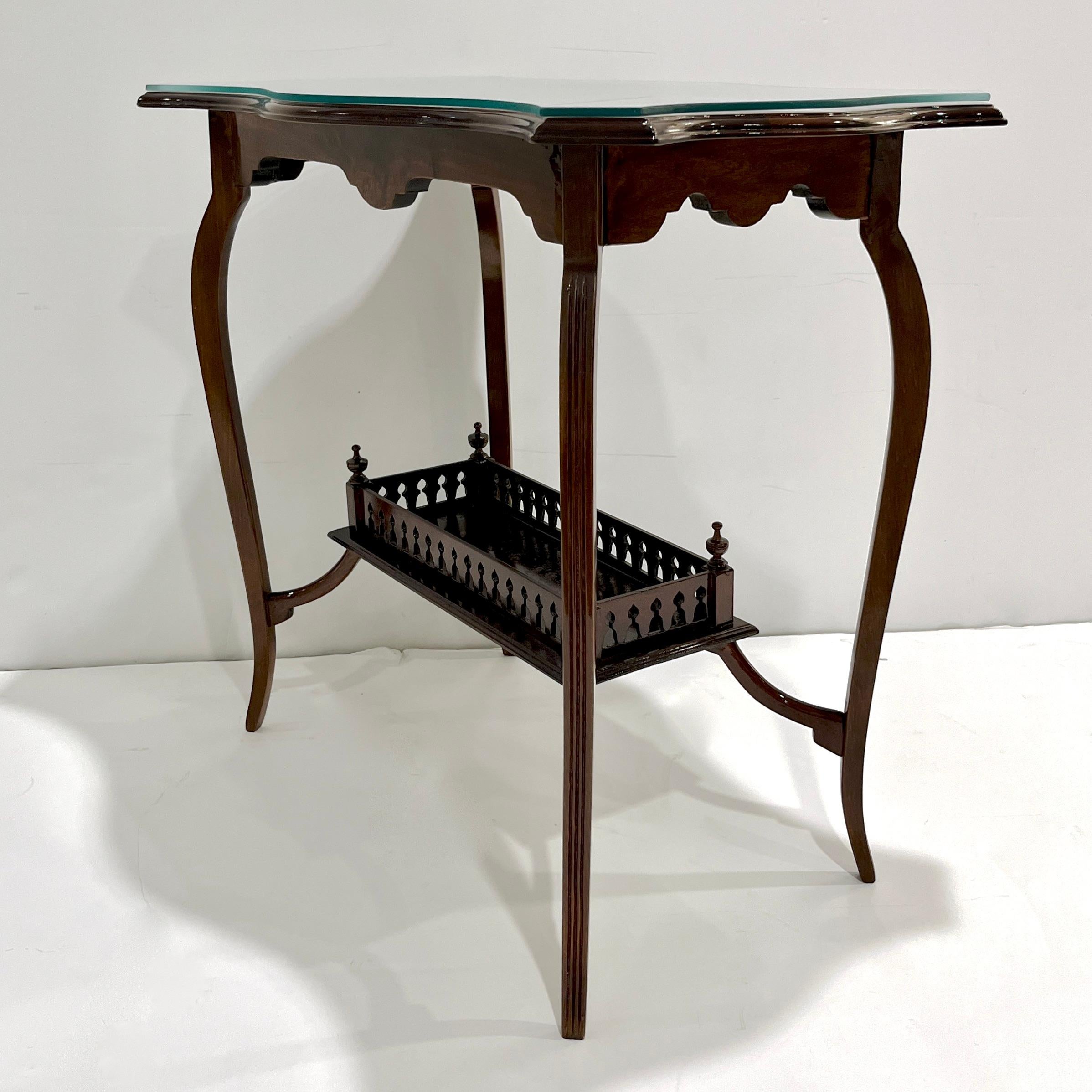 Edwardian Antique English Mahogany Two-Tier Side Table Glass Top Gallery Shelf (A) Gallery en vente 1