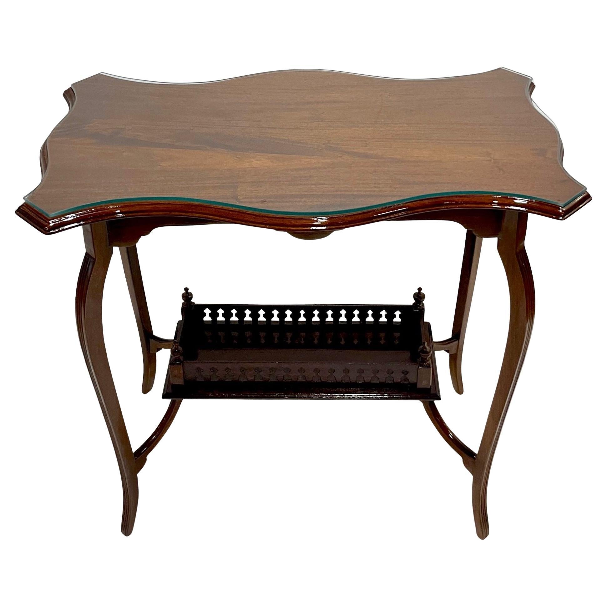 Edwardian Antique English Mahogany Two-Tier Side Table Glass Top Gallery Shelf (A) Gallery en vente