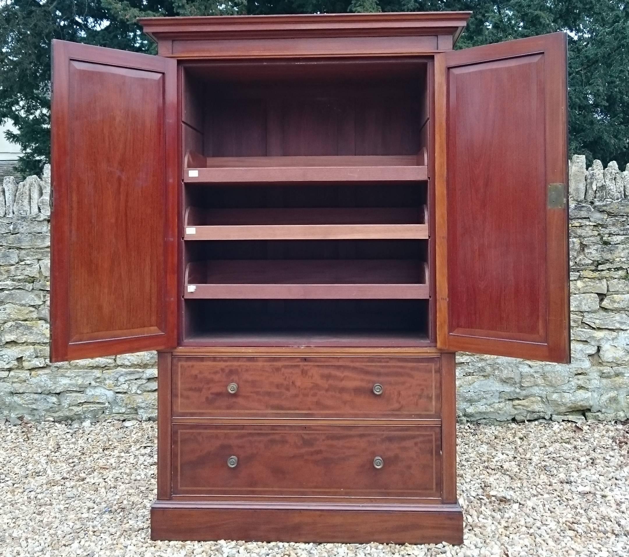 Edwardian Antique Mahogany Wardrobe Linen Press Made by Gillow of Lancaster In Excellent Condition In Gloucestershire, GB