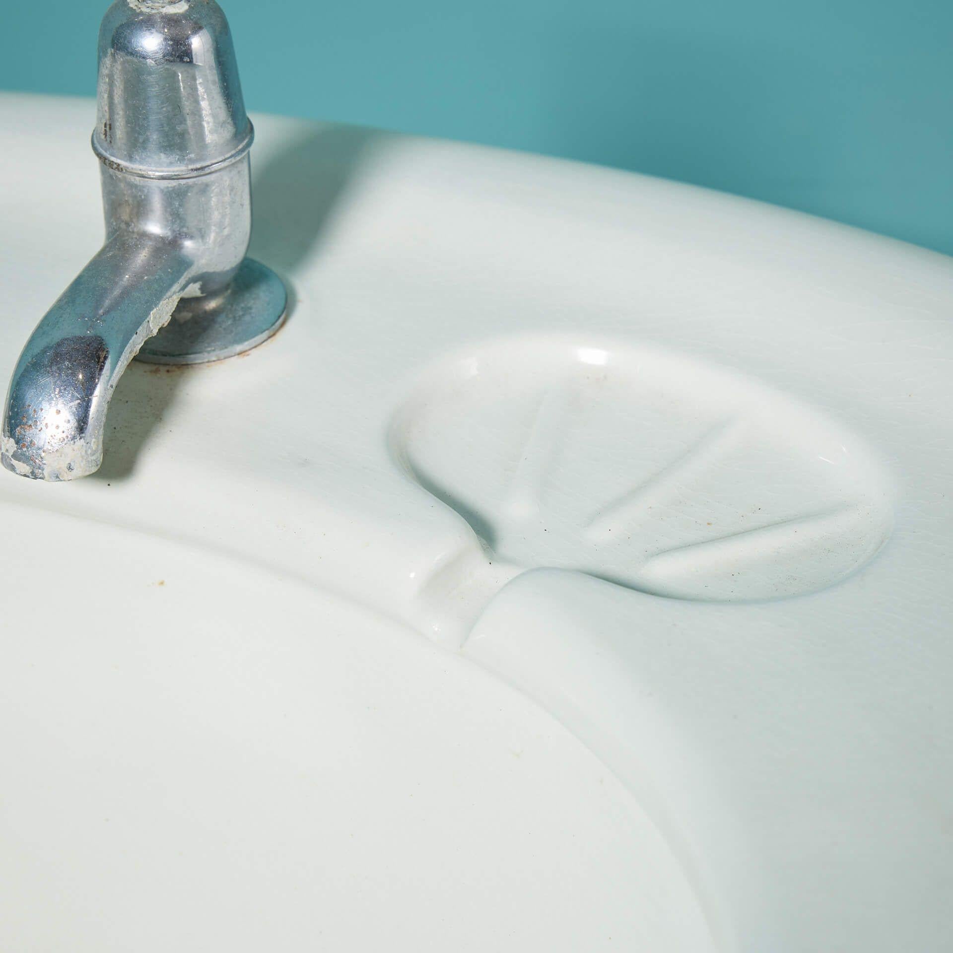 Lave-mains à piédestal en porcelaine ancienne d'époque édouardienne État moyen - En vente à Wormelow, Herefordshire