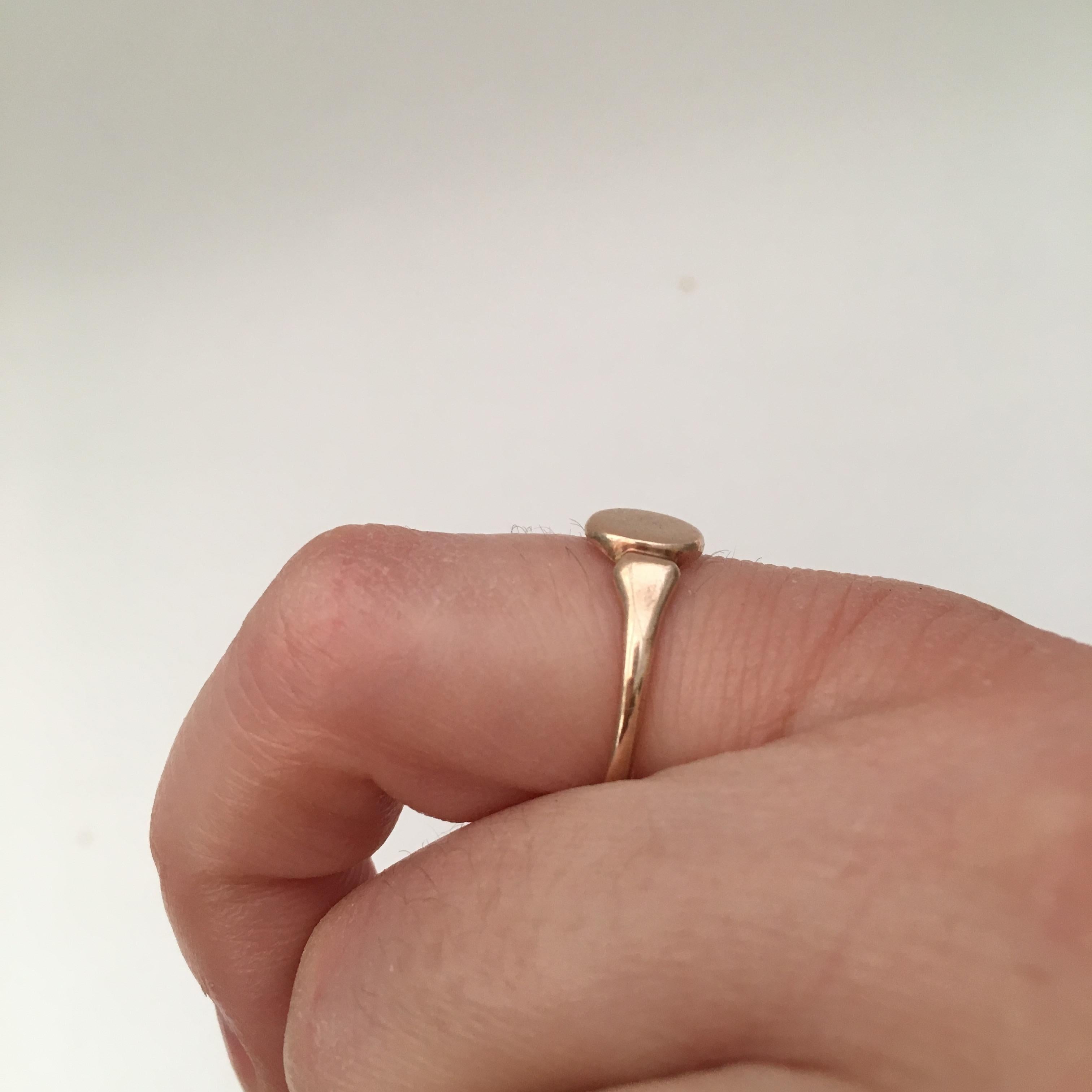 Edwardian Antique Signet Ring Pinky Midi 9 Karat Rose Gold Petite For Sale 7