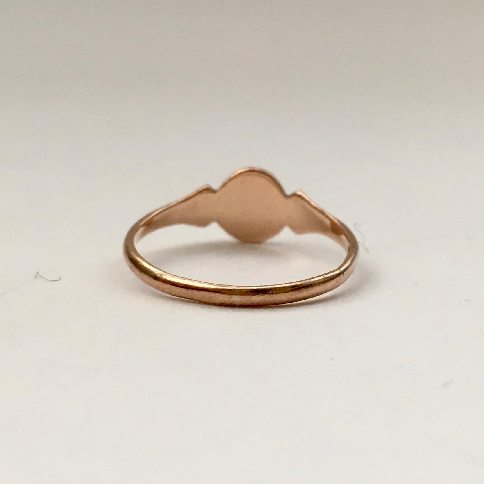 Edwardian Antique Signet Ring Pinky Midi 9 Karat Rose Gold Petite In Fair Condition For Sale In London, GB