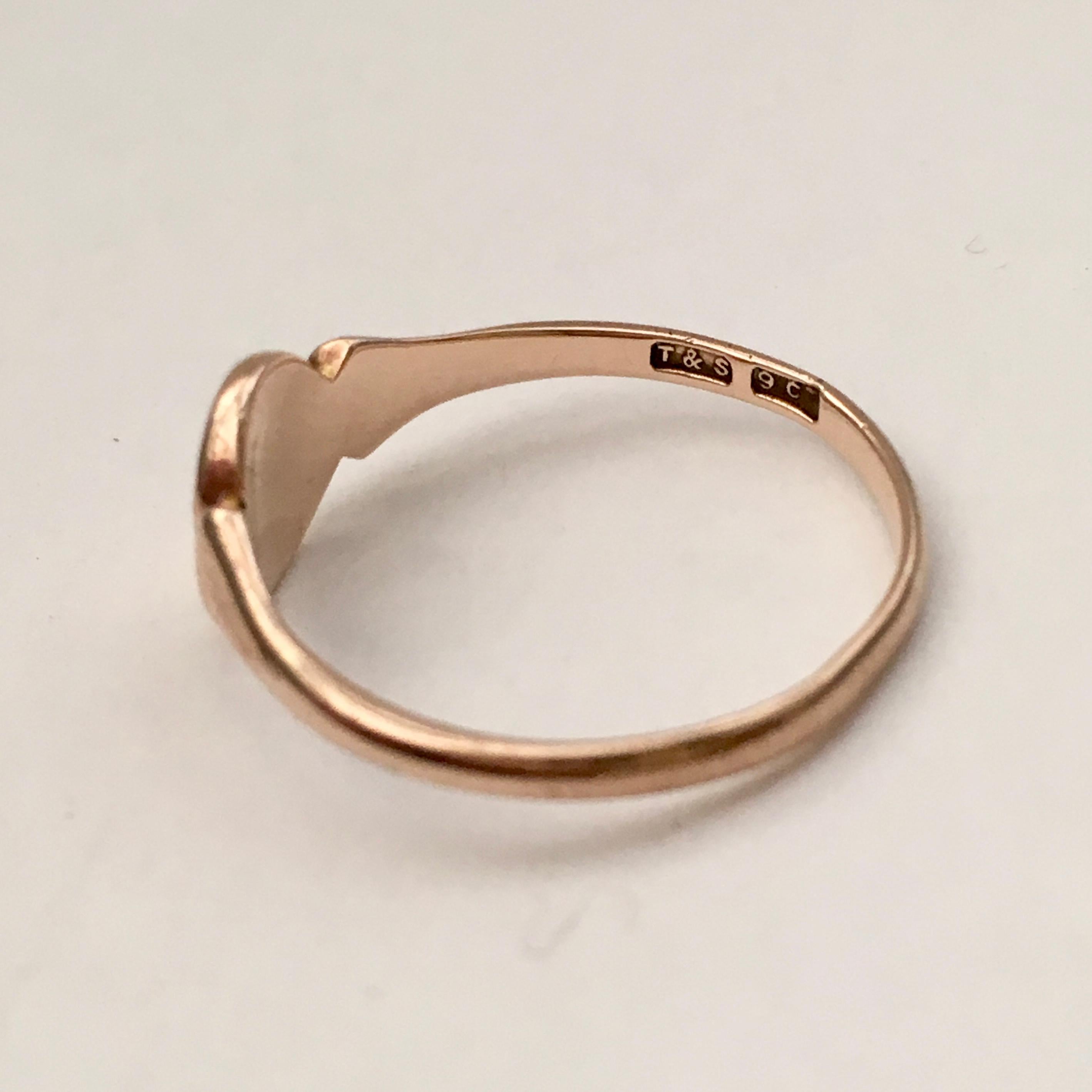 Edwardian Antique Signet Ring Pinky Midi 9 Karat Rose Gold Petite For Sale 3