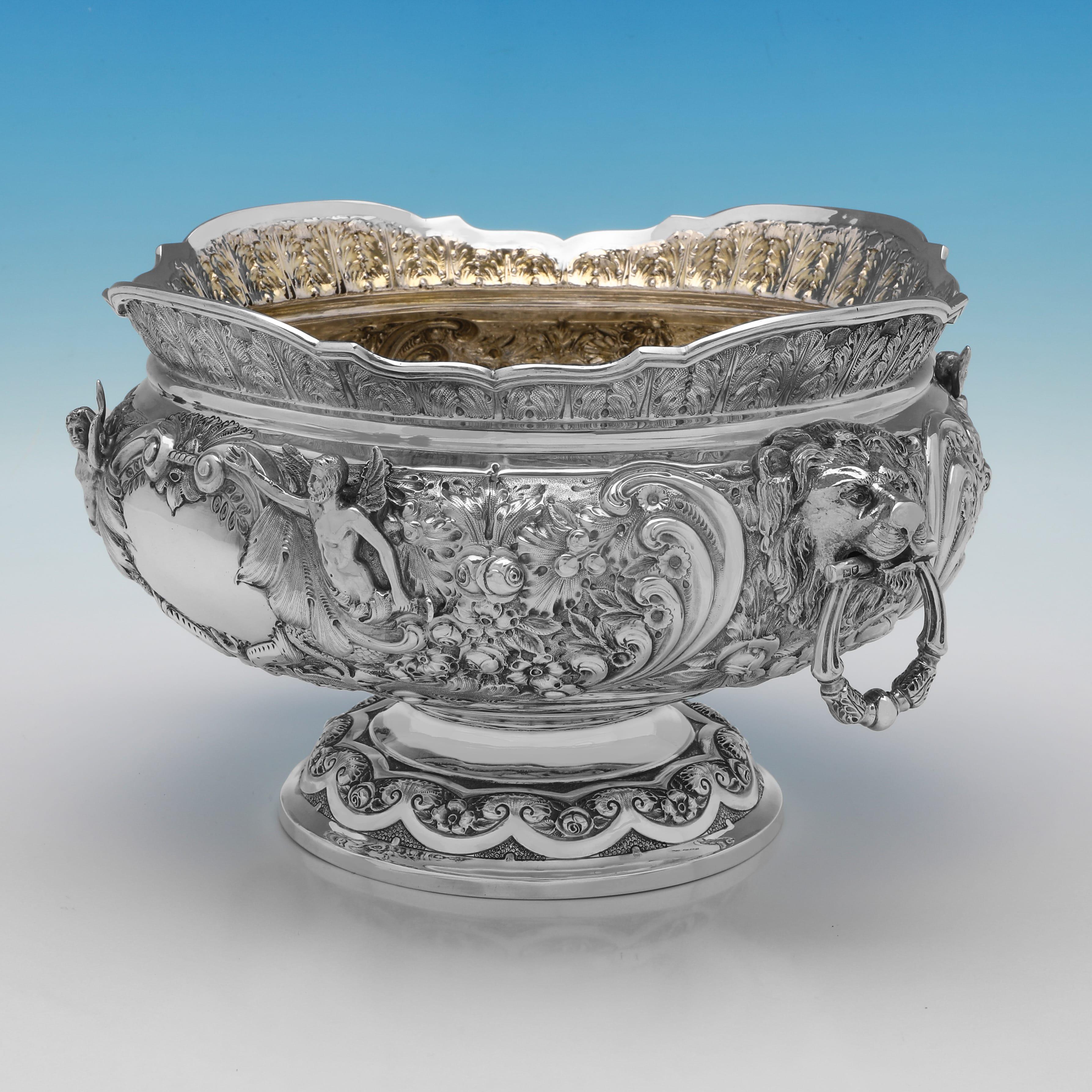 Matriculado en Londres en 1905 por Elkington & Co., este impresionante cuenco eduardiano de plata de ley antigua sigue el modelo Armada, con los laterales ricamente decorados, el borde perfilado, el interior dorado y las asas en forma de gota con