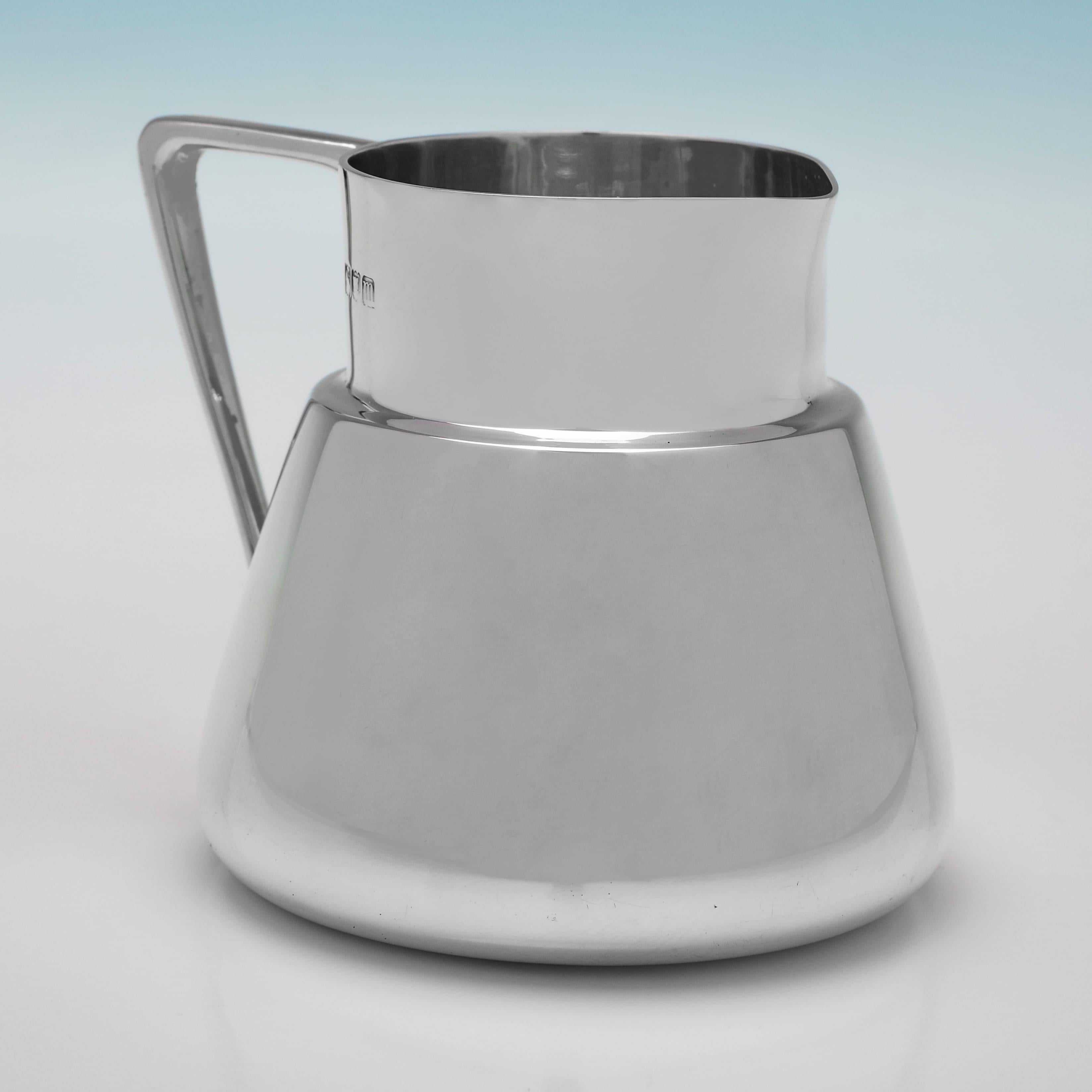 Poinçonné à Londres en 1907 par Edward Barnards & Sons Ltd, ce beau pot à lait en argent sterling ancien de l'époque édouardienne est de forme simple et angulaire. Le pot à lait mesure 9 cm de haut, 12 cm de large, 9,5 cm de profondeur et pèse 6,5