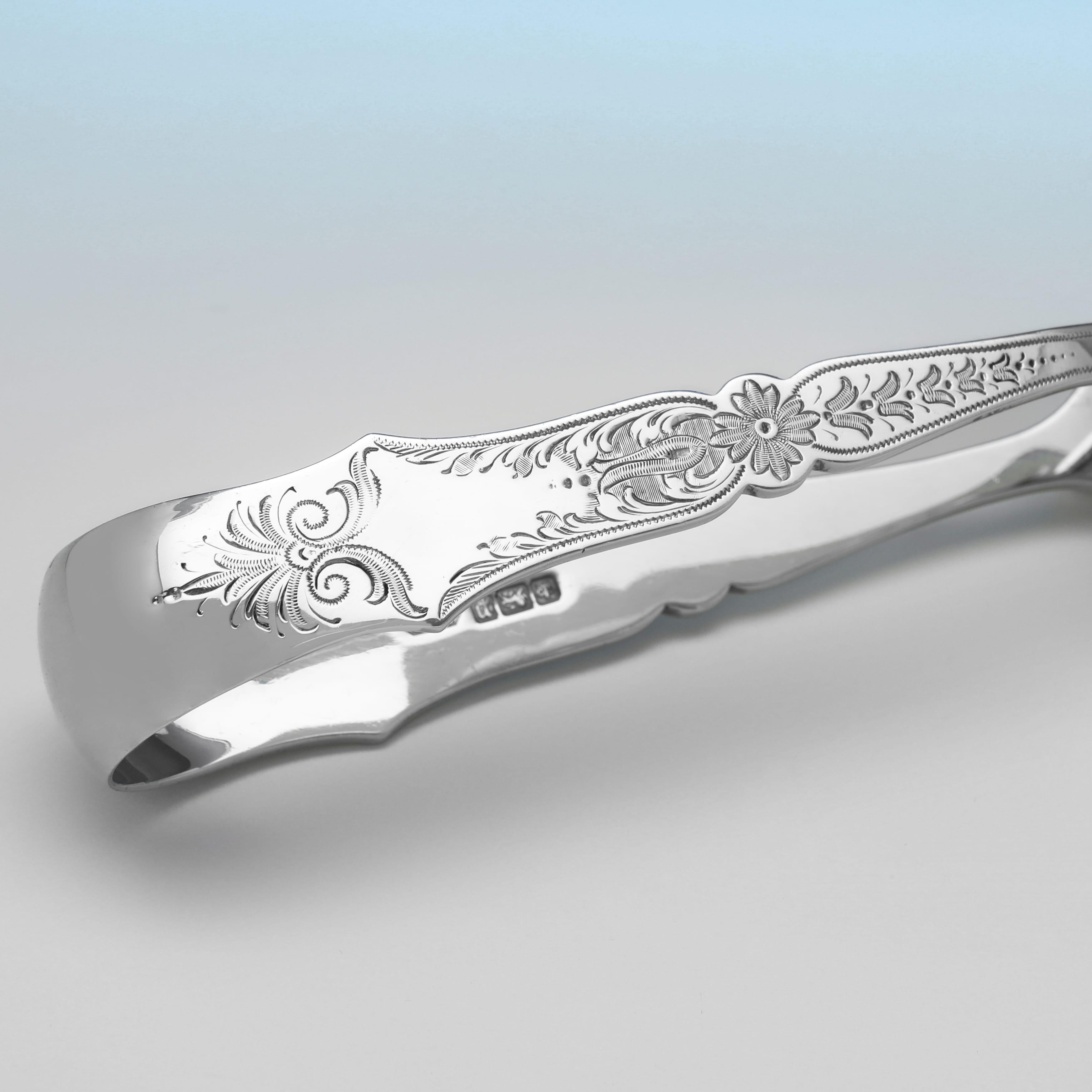Edwardian antique sterling silver pair of asparagus servers hallmarked in 1907 In Good Condition For Sale In London, London