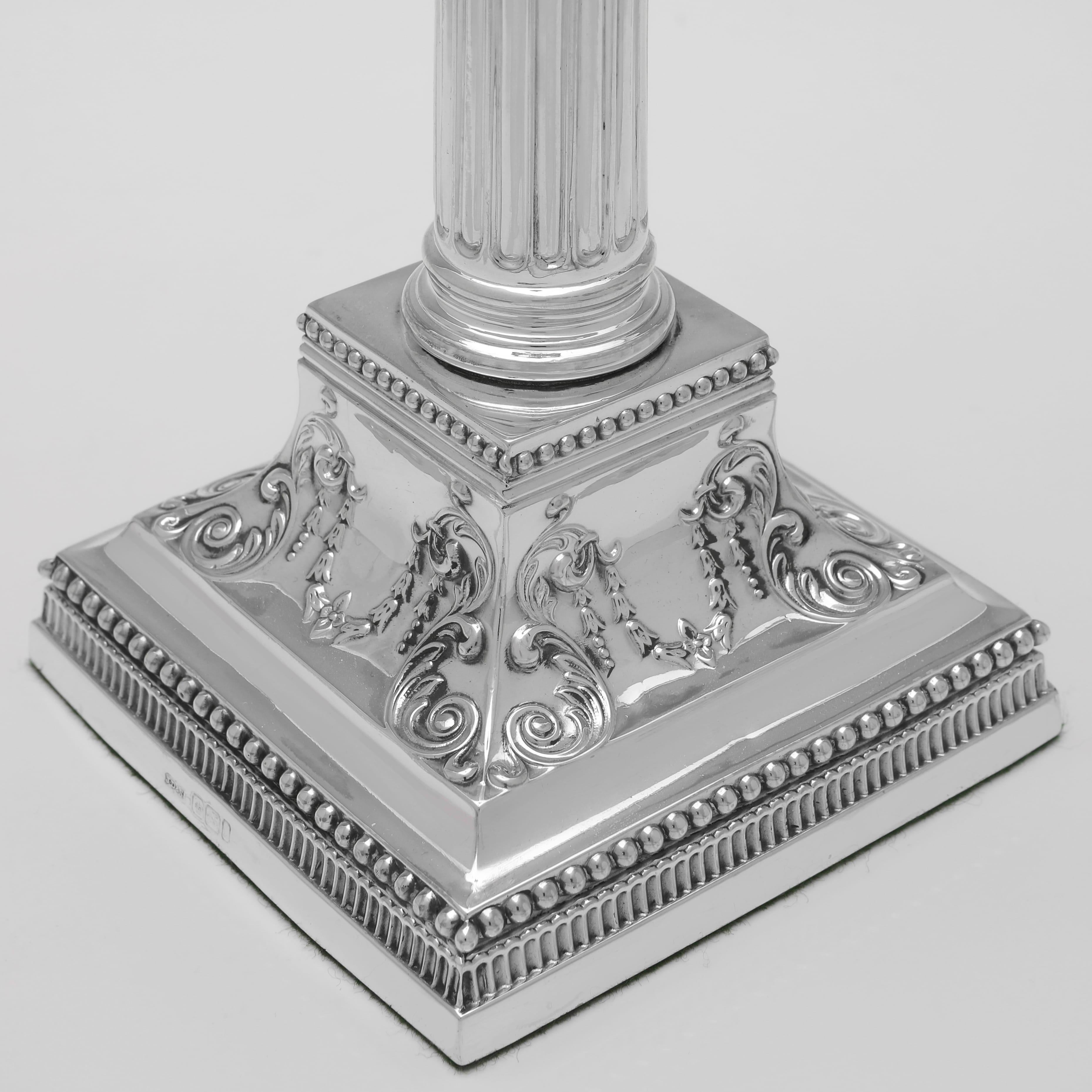 Dekorative 1903 Sterling Silber Kerzenleuchter - Statement korinthischen Stil im Zustand „Gut“ im Angebot in London, London
