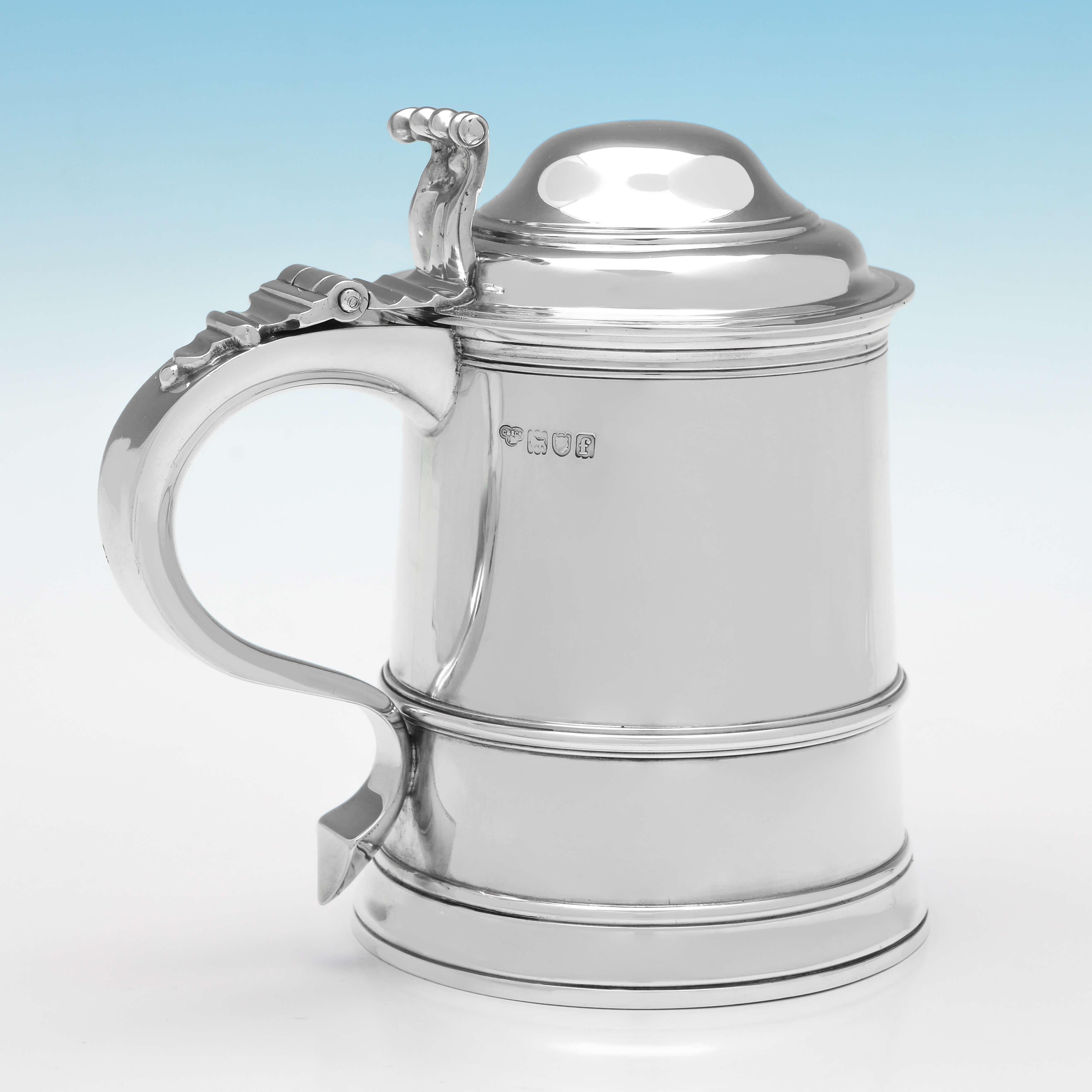 Hallmarked in London in 1901 by Goldsmiths & Silversmiths Co., this handsome, Antique, Sterling Silver Tankard, is straight sided, and features a domed lid and reed detailing. 

The tankard measures 5.75