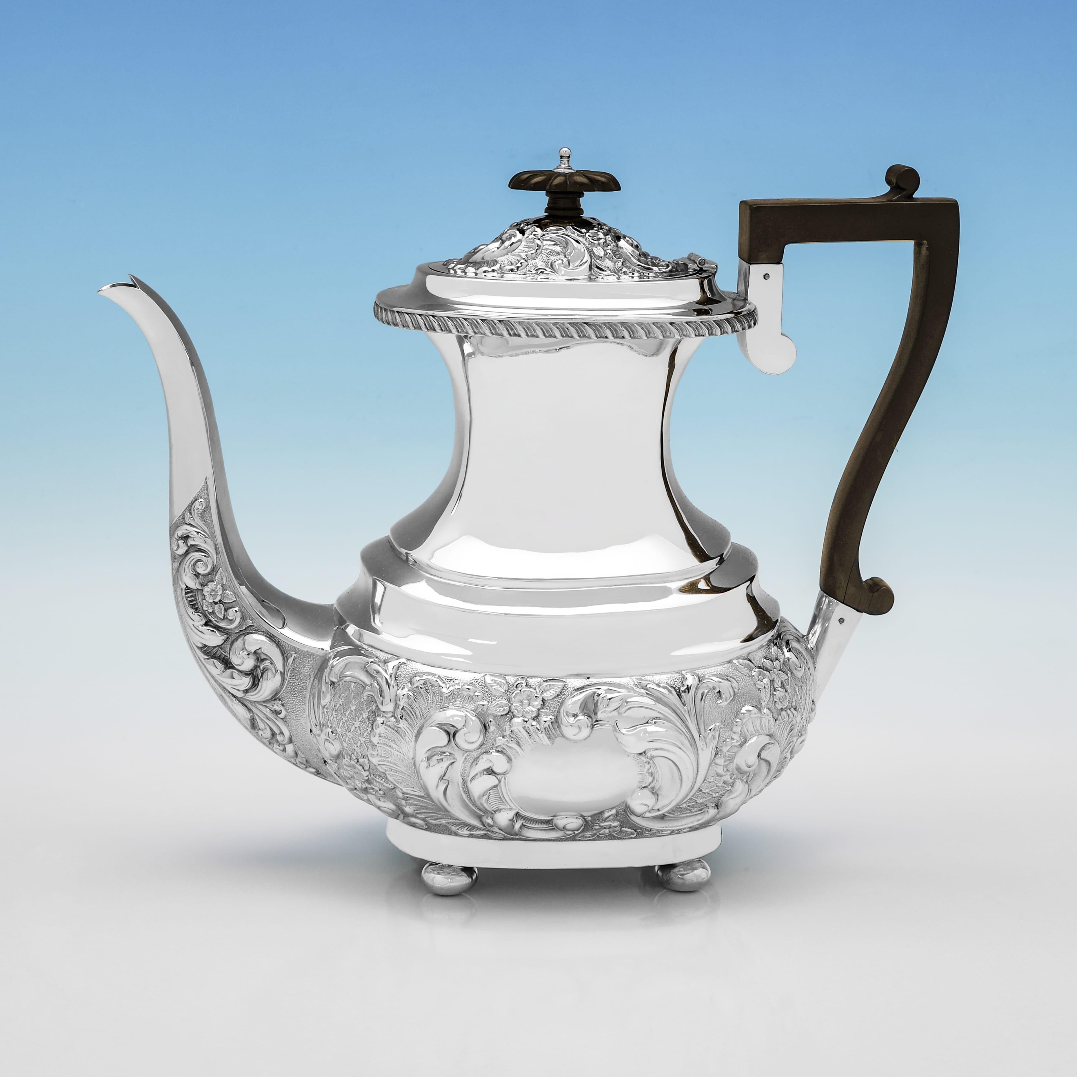 Uno squisito servizio da tè antico in argento sterling con 4 pezzi, marchiato a Birmingham nel 1901 dalla stimata azienda argentiera Joseph Gloster Ltd. Questo splendido servizio da tè dell'Eleganza comprende una teiera, una caffettiera, una