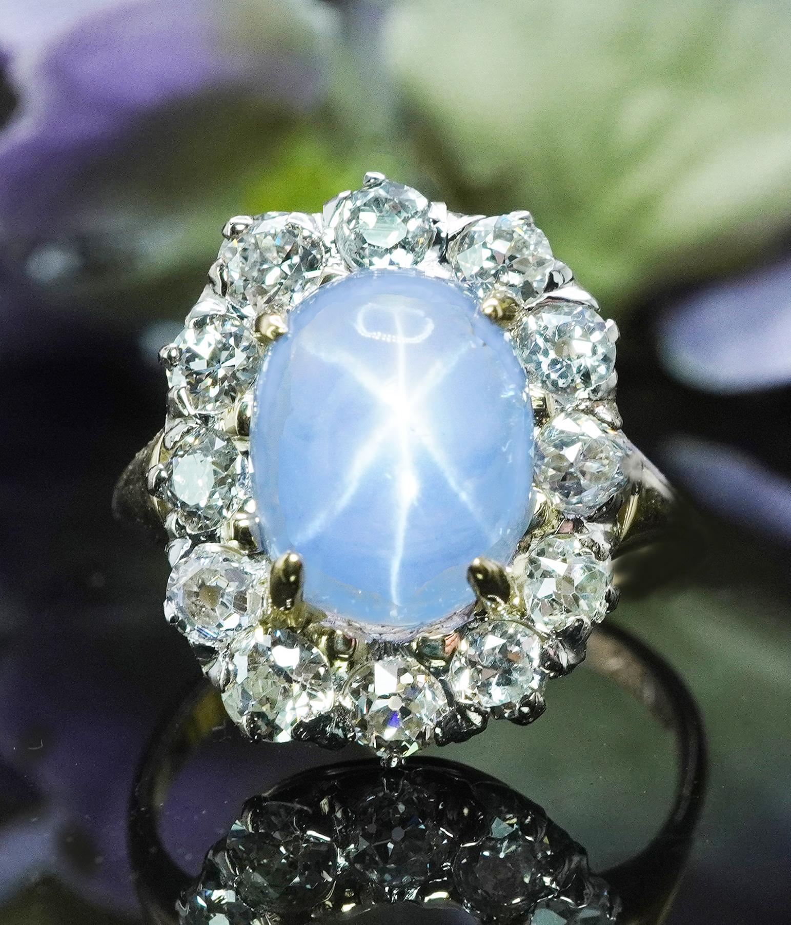  Anello aureolato in oro 18 carati con zaffiro a stella di Sugarloaf tagliato a miniera

Che bell'anello, circa 1910! Ha tutto, un bellissimo zaffiro naturale al centro e diamanti brillanti incastonati in una splendida montatura vintage. Si tratta