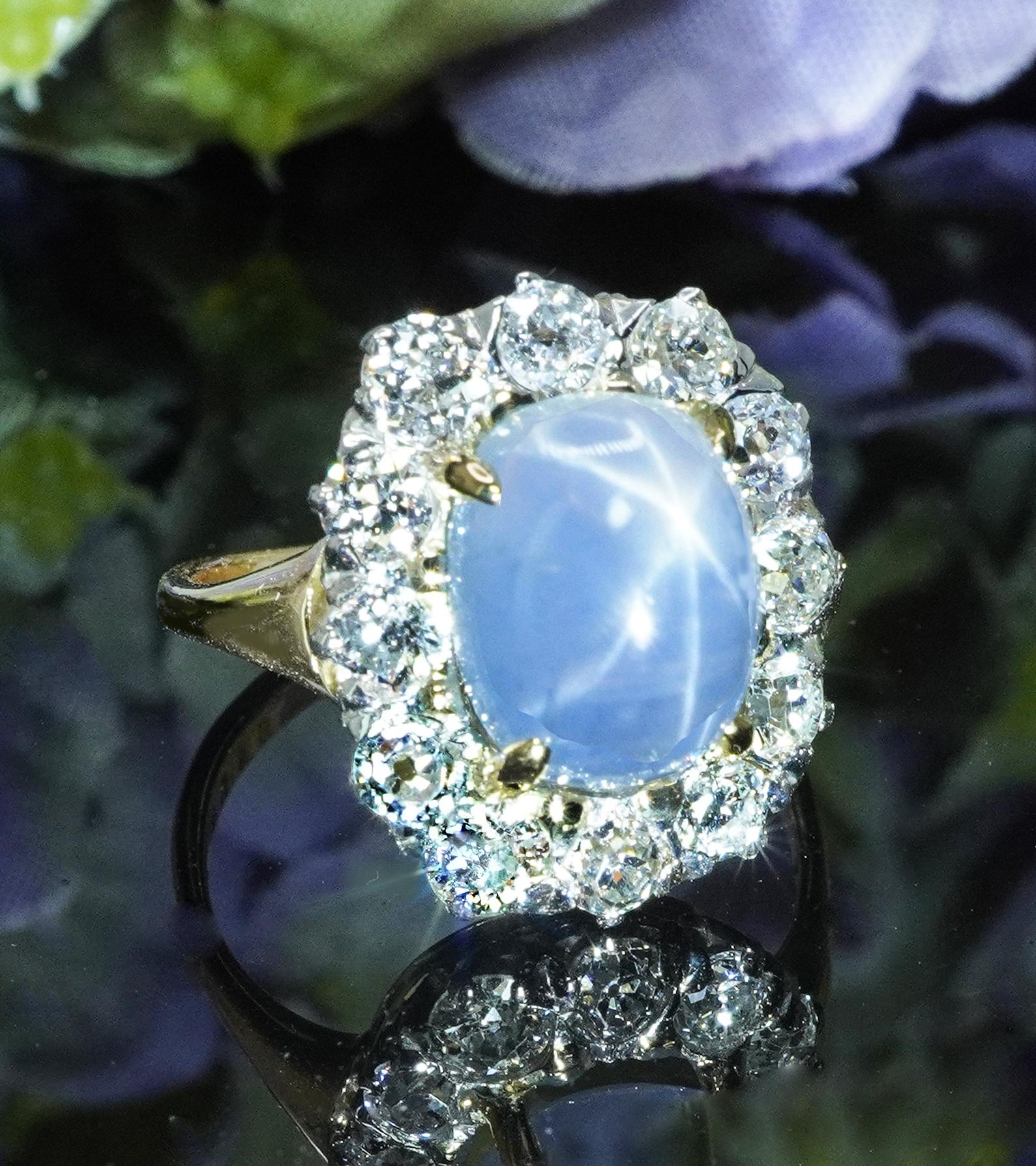 Taglio ovale Anello aureolato in oro 18 carati con zaffiro e miniera di diamante in vendita