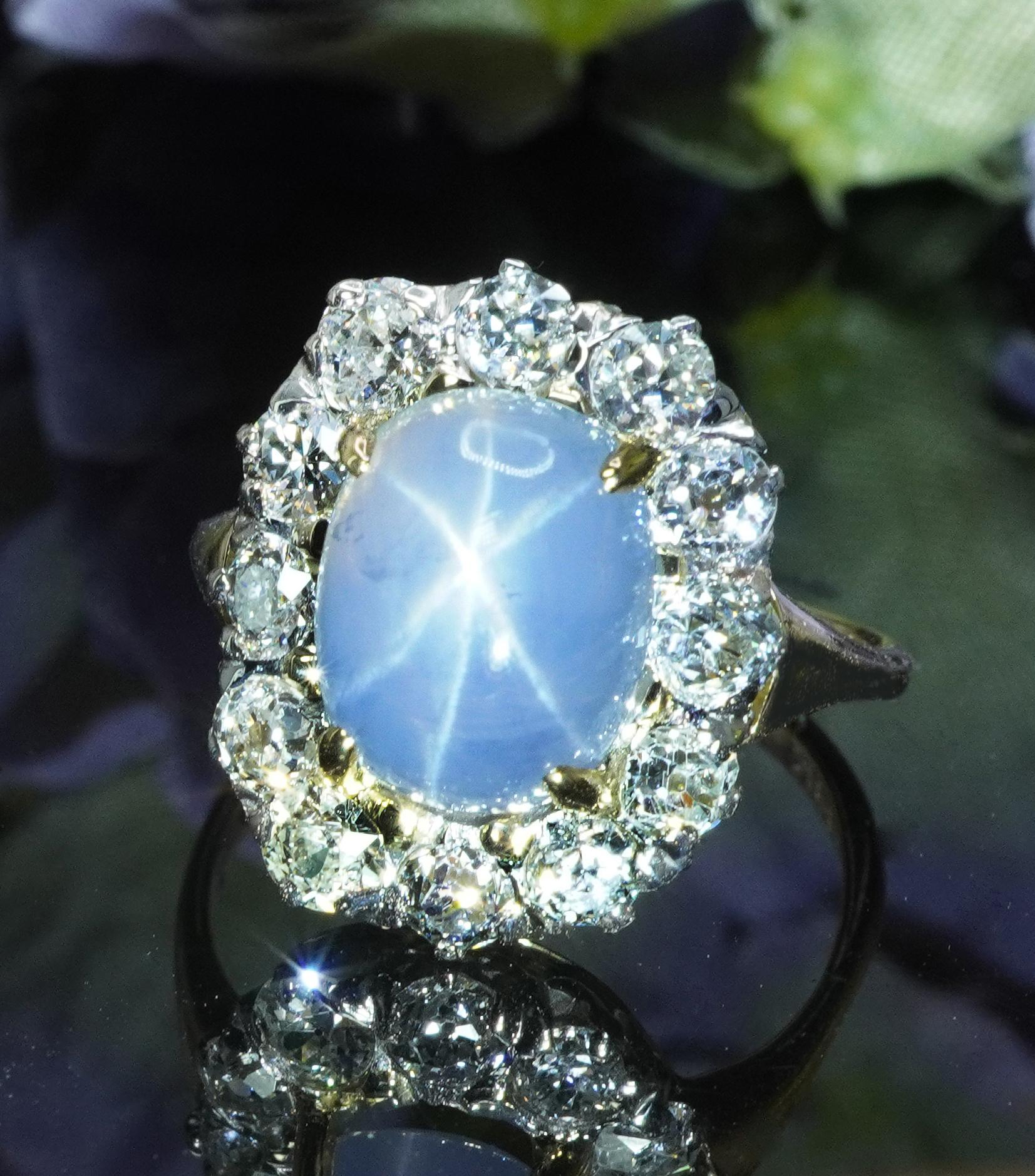 Anello aureolato in oro 18 carati con zaffiro e miniera di diamante In condizioni buone in vendita a Brambleton, US