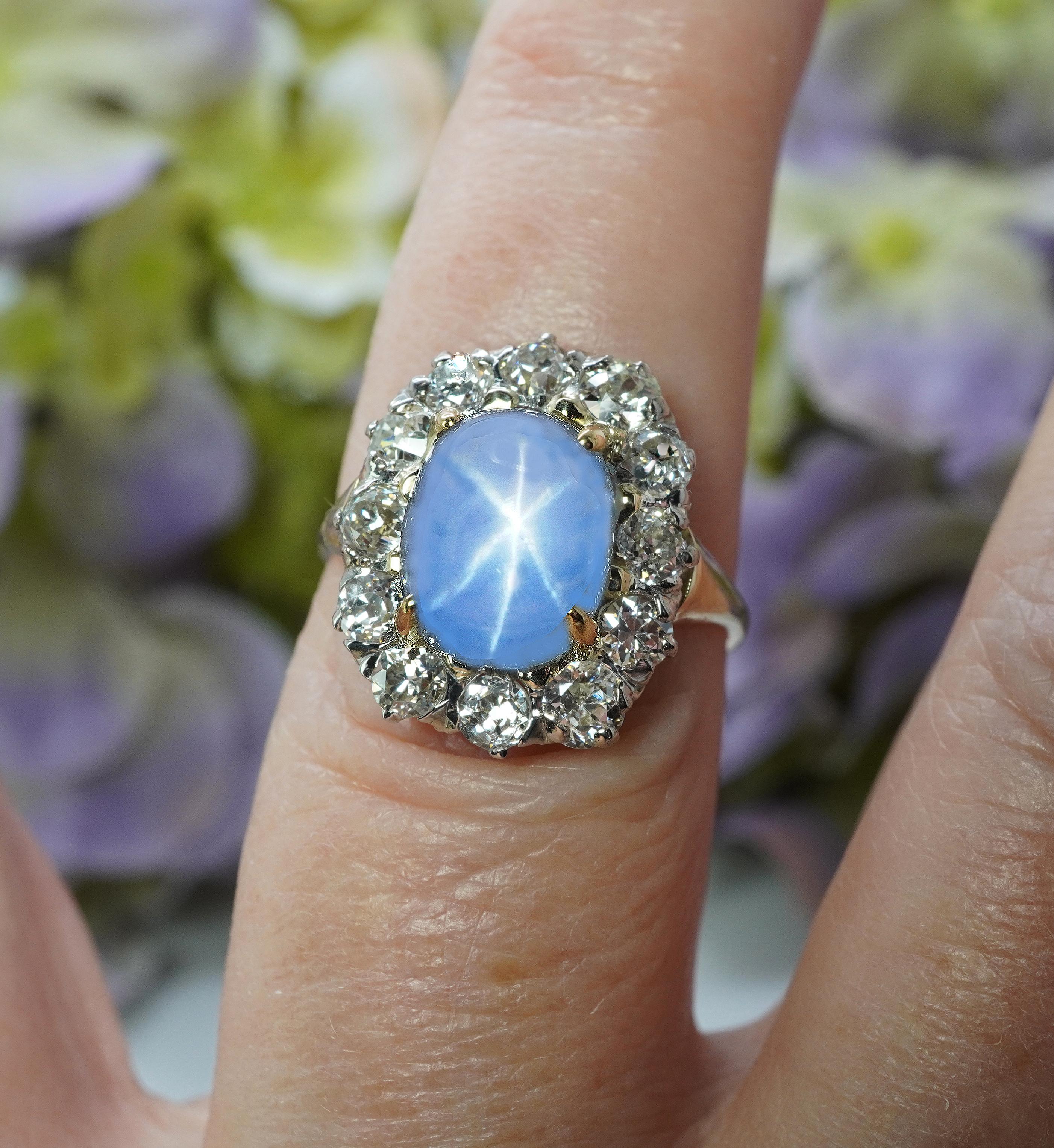 Donna Anello aureolato in oro 18 carati con zaffiro e miniera di diamante in vendita