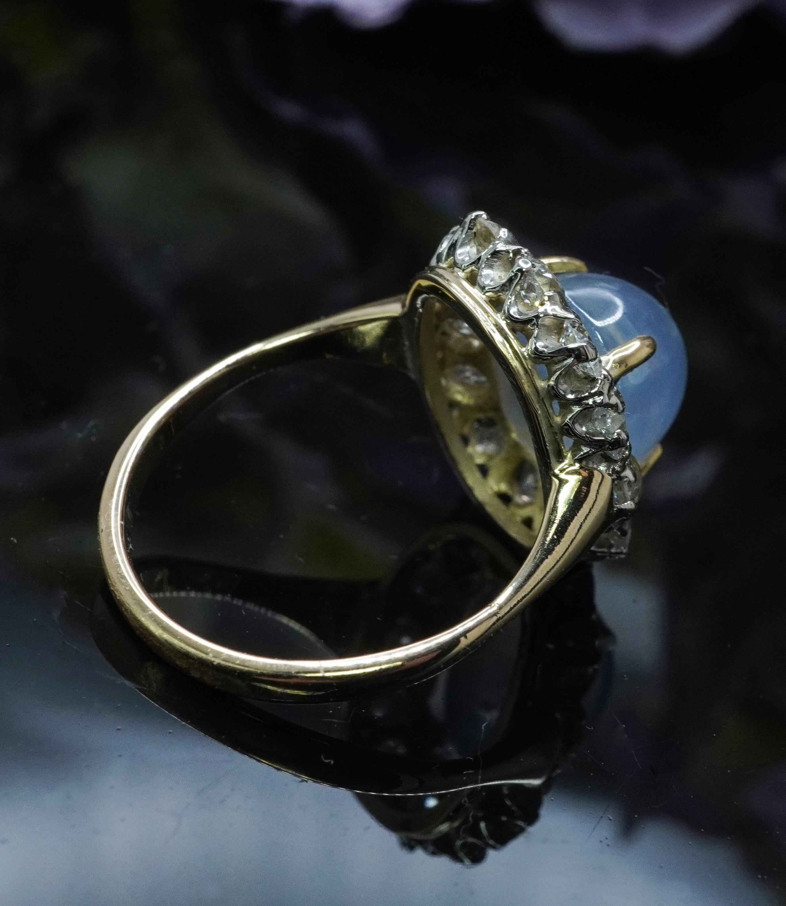 Anello aureolato in oro 18 carati con zaffiro e miniera di diamante in vendita 1