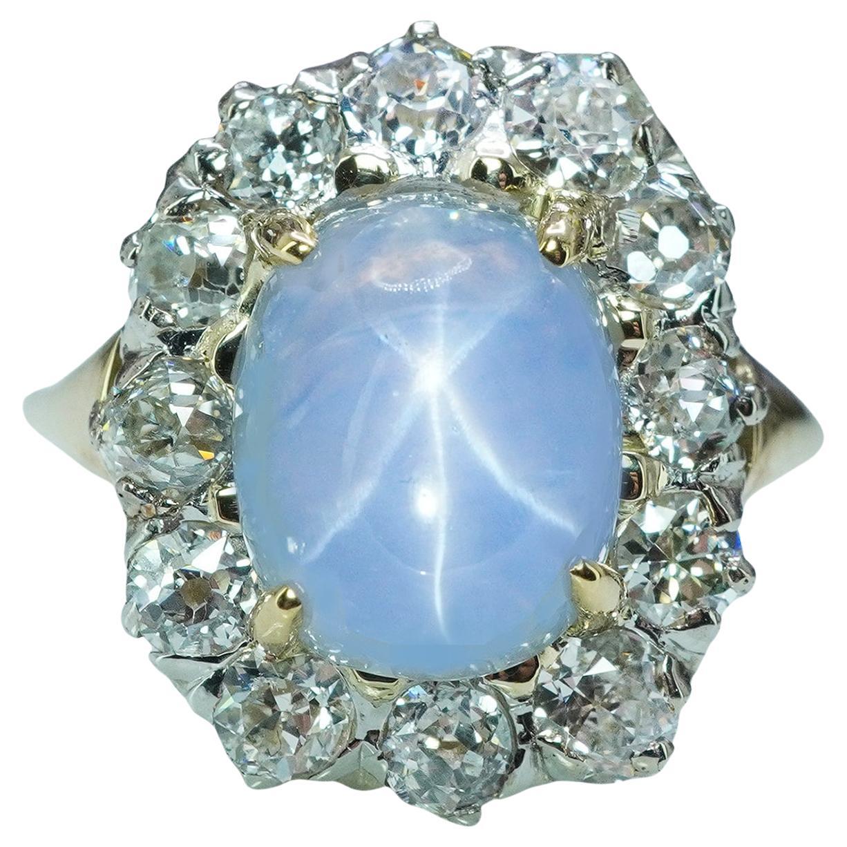 Anello aureolato in oro 18 carati con zaffiro e miniera di diamante in vendita