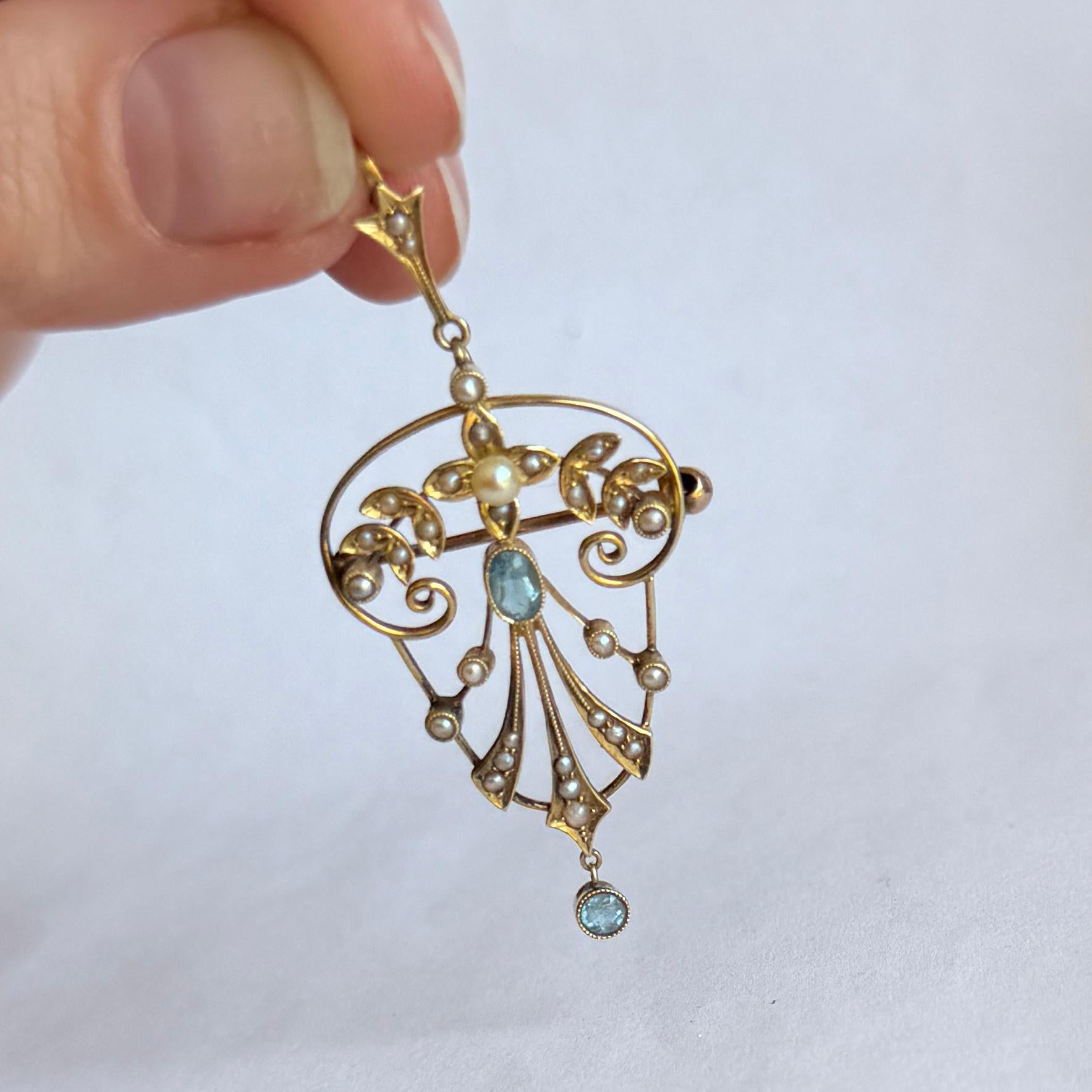 Questo splendido ciondolo dal design delicato presenta due pietre color acqua e contiene piccole perle di semi. Anche questo ha una spilla sul retro e può diventare un ciondolo. La pietra ovale misura 20pt e la goccia più piccola misura