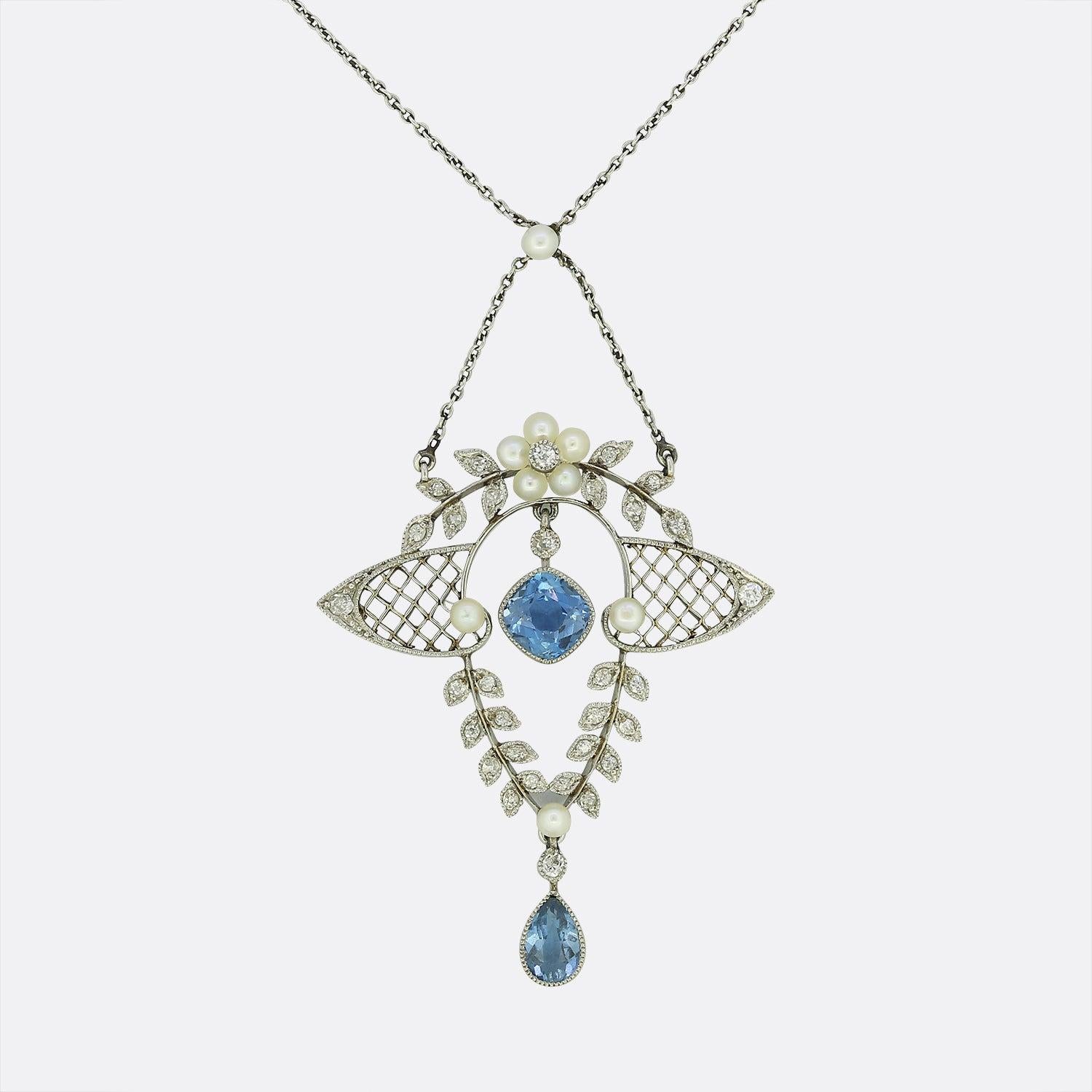 Taille coussin Collier pendentif édouardien en aigue-marine, perles et diamants en vente