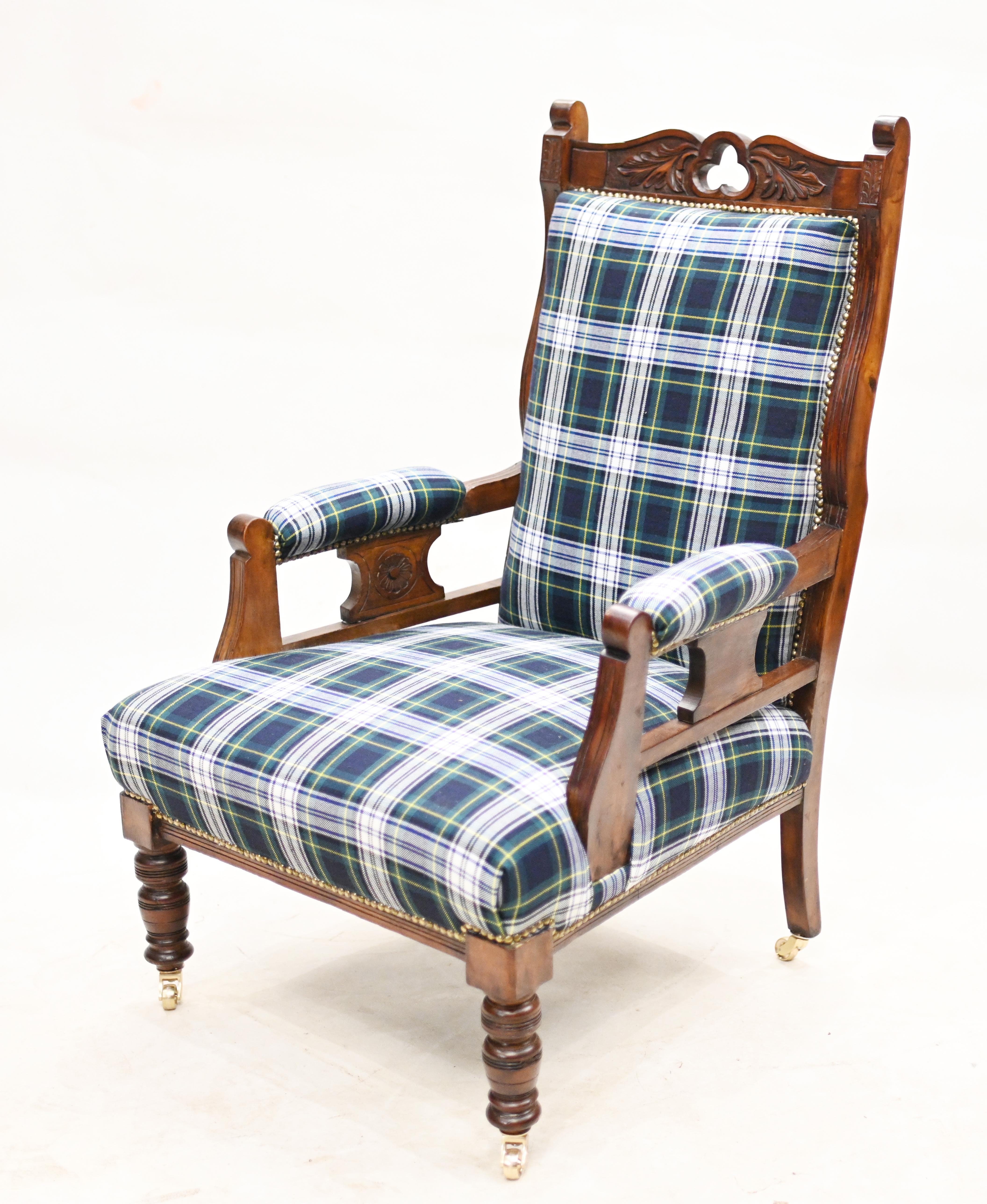 Magnifique fauteuil édouardien en acajou
Très confortable, avec des accoudoirs et un dossier matelassés.
Bien entendu, la tapisserie a été récemment recouverte d'un tissu écossais, ce qui lui confère un aspect plus vivant.
Circa 1910 et nous l'avons
