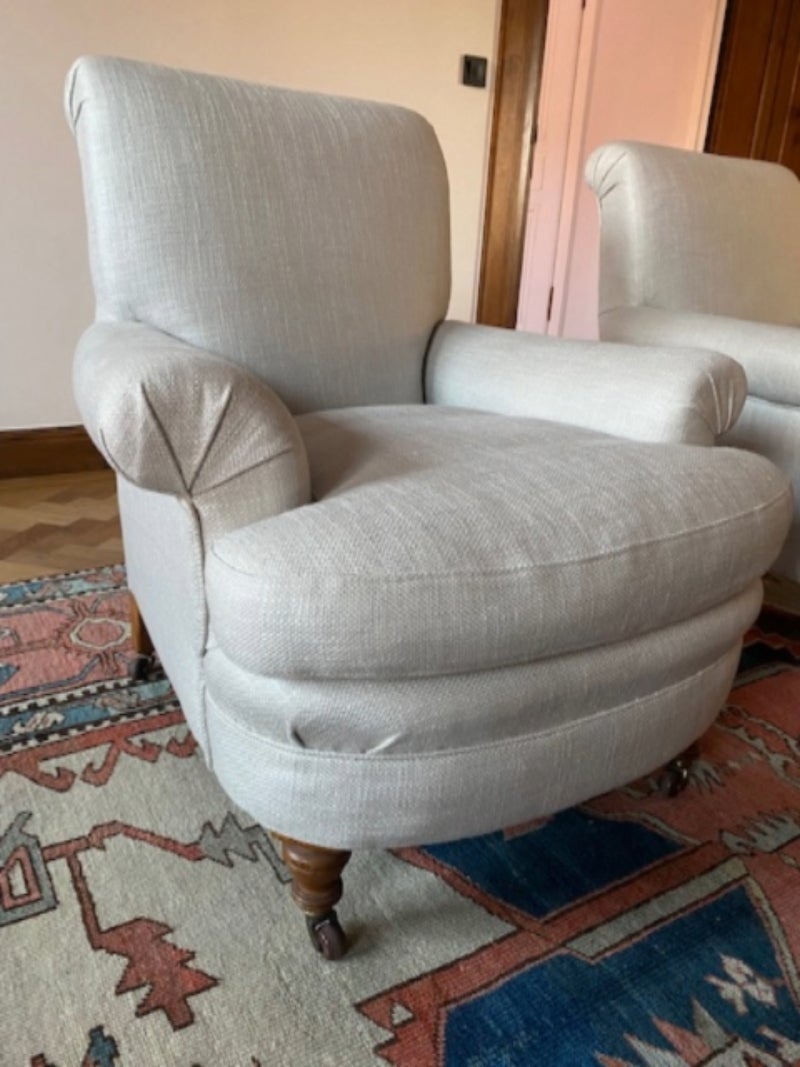 Una bellissima coppia di poltrone edoardiane, rivestite in canapa. Precedentemente è stato acquistato dal rinomato antiquario Hilary Batstone, a Londra. 

In buone condizioni, piccoli segni di età e usura. 